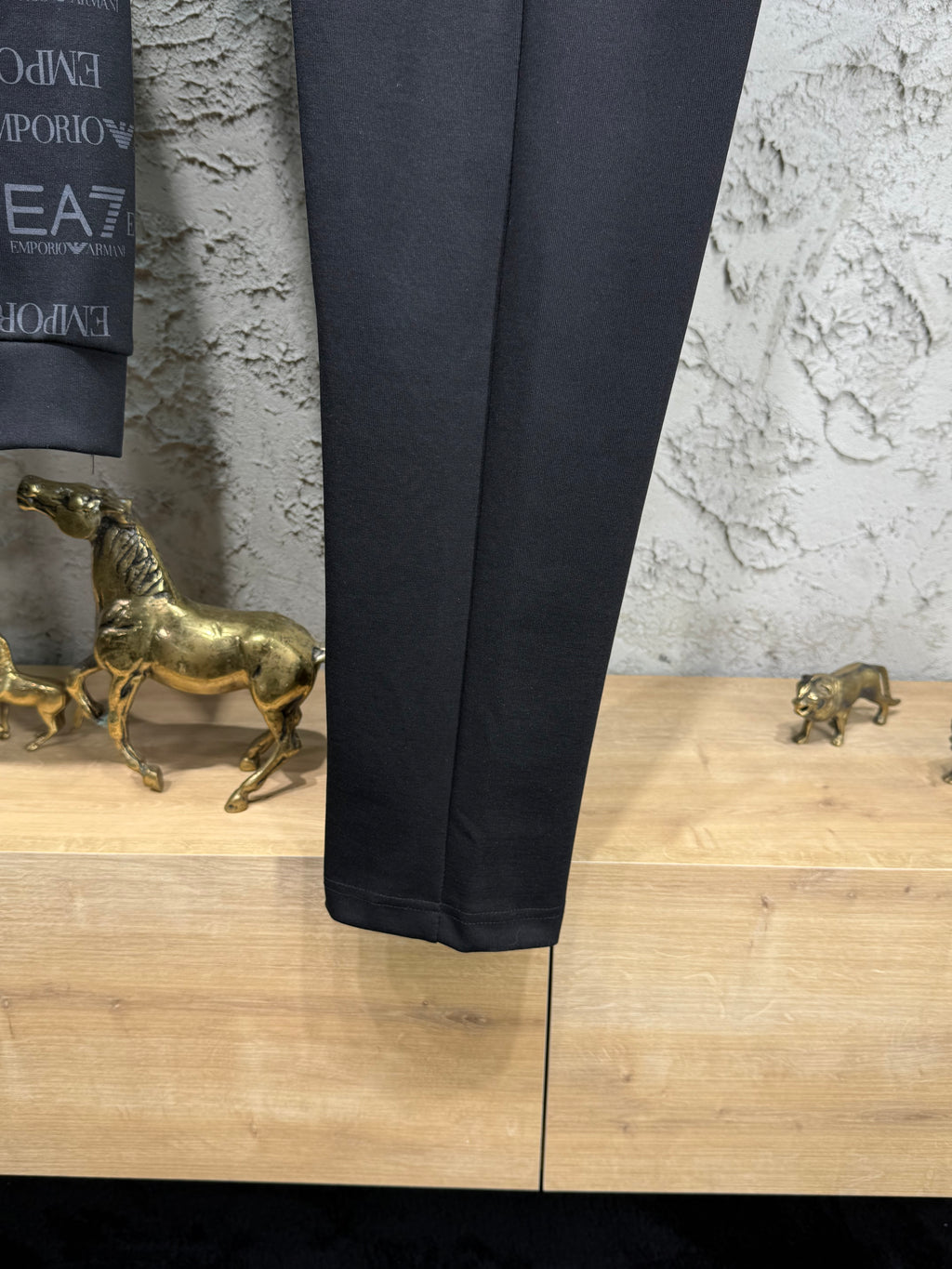 Emporio Armani EA7 Erkek Siyah Logolu Eşofman Takımı – Premium Seri