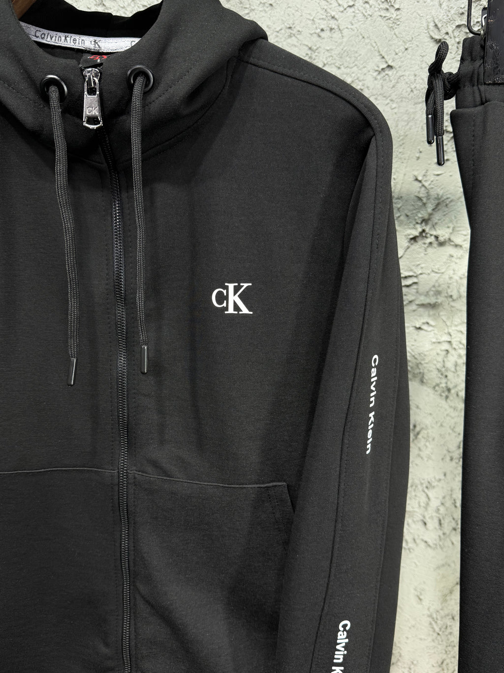 Calvin Klein Erkek Siyah Kapüşonlu Eşofman Takımı – Logolu Premium Seri