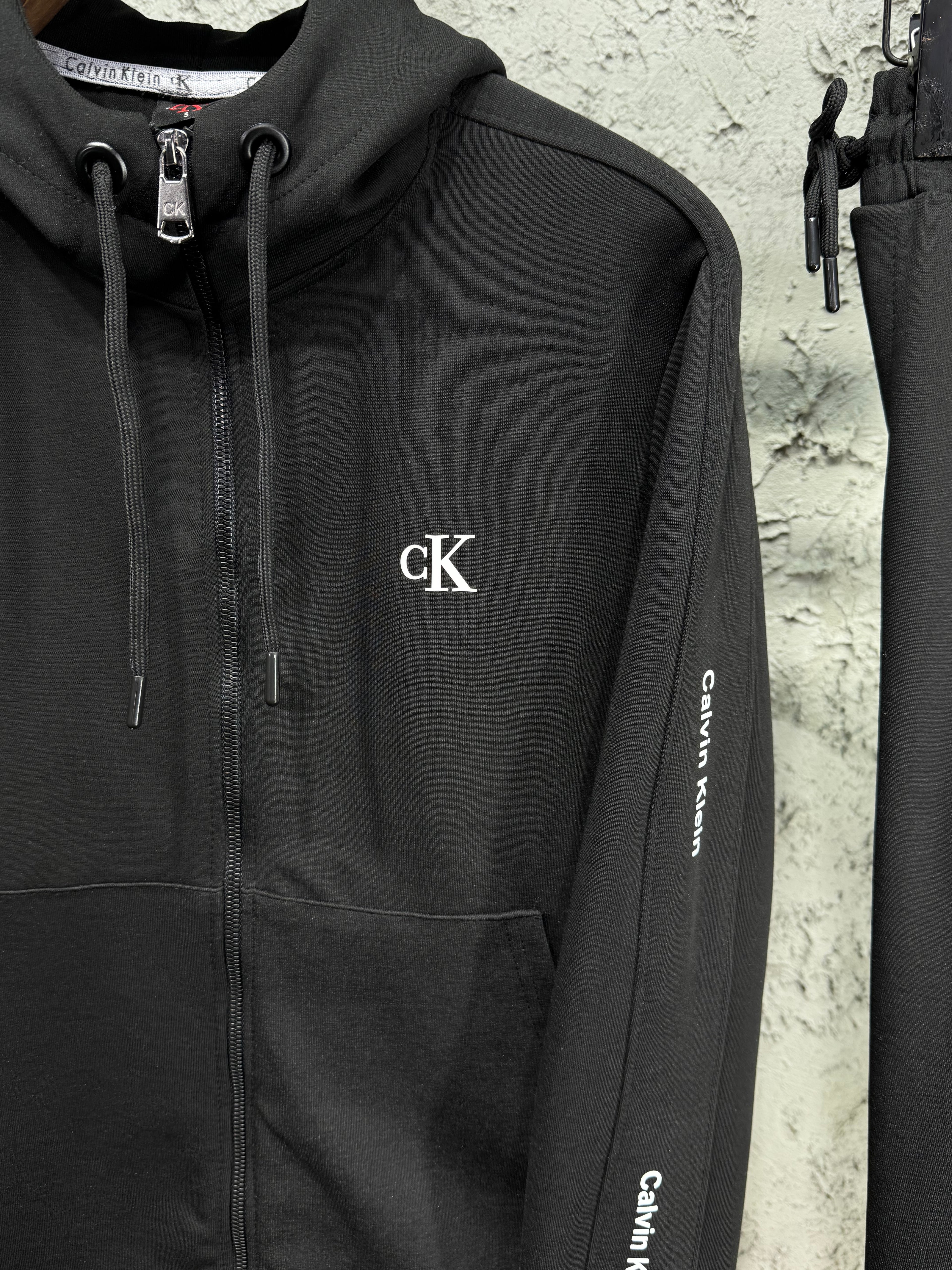Calvin Klein Erkek Siyah Kapüşonlu Eşofman Takımı – Logolu Premium Seri