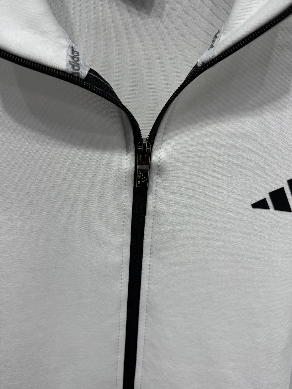 Adidas Erkek Beyaz-Siyah Fermuarlı Eşofman Takımı – 3 Çizgi Detaylı Premium Seri
