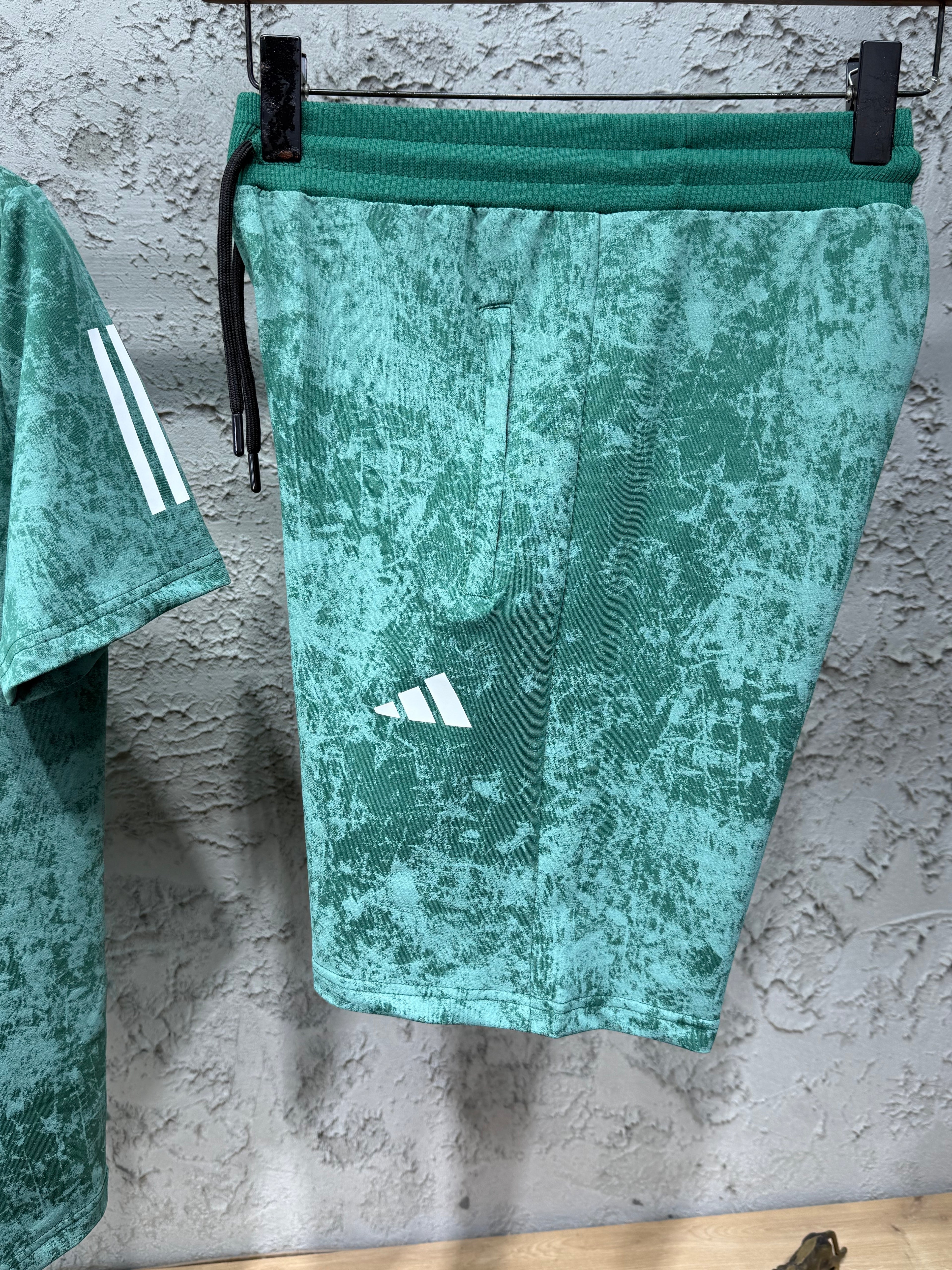 Adidas Desen Yeşil T-shirt & Şort Takımı