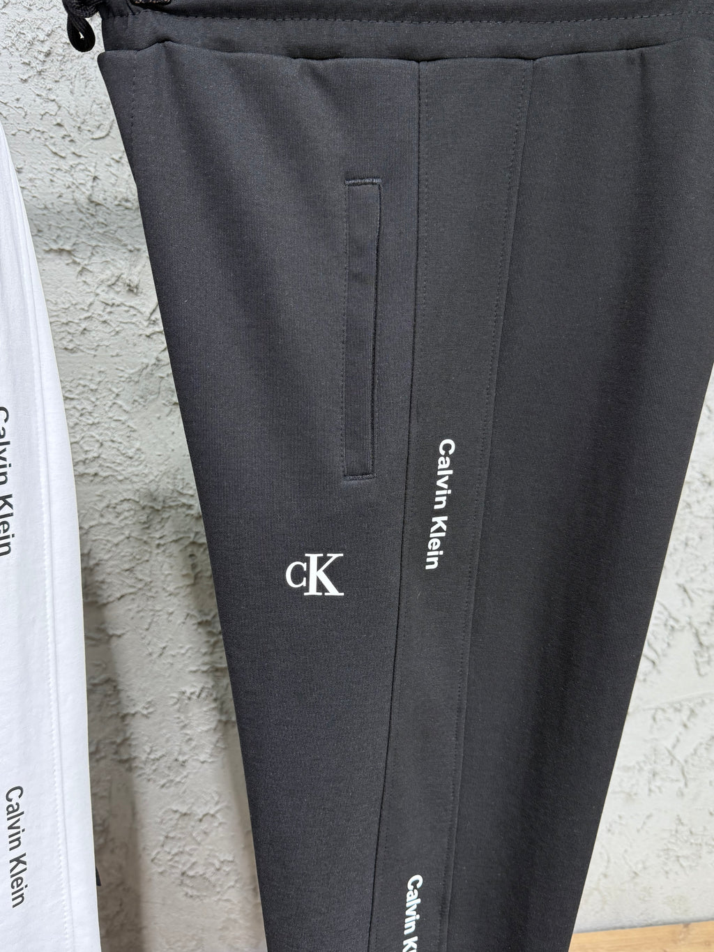 Calvin Klein Erkek Beyaz-Siyah Kapüşonlu Eşofman Takımı – Logolu Premium Seri