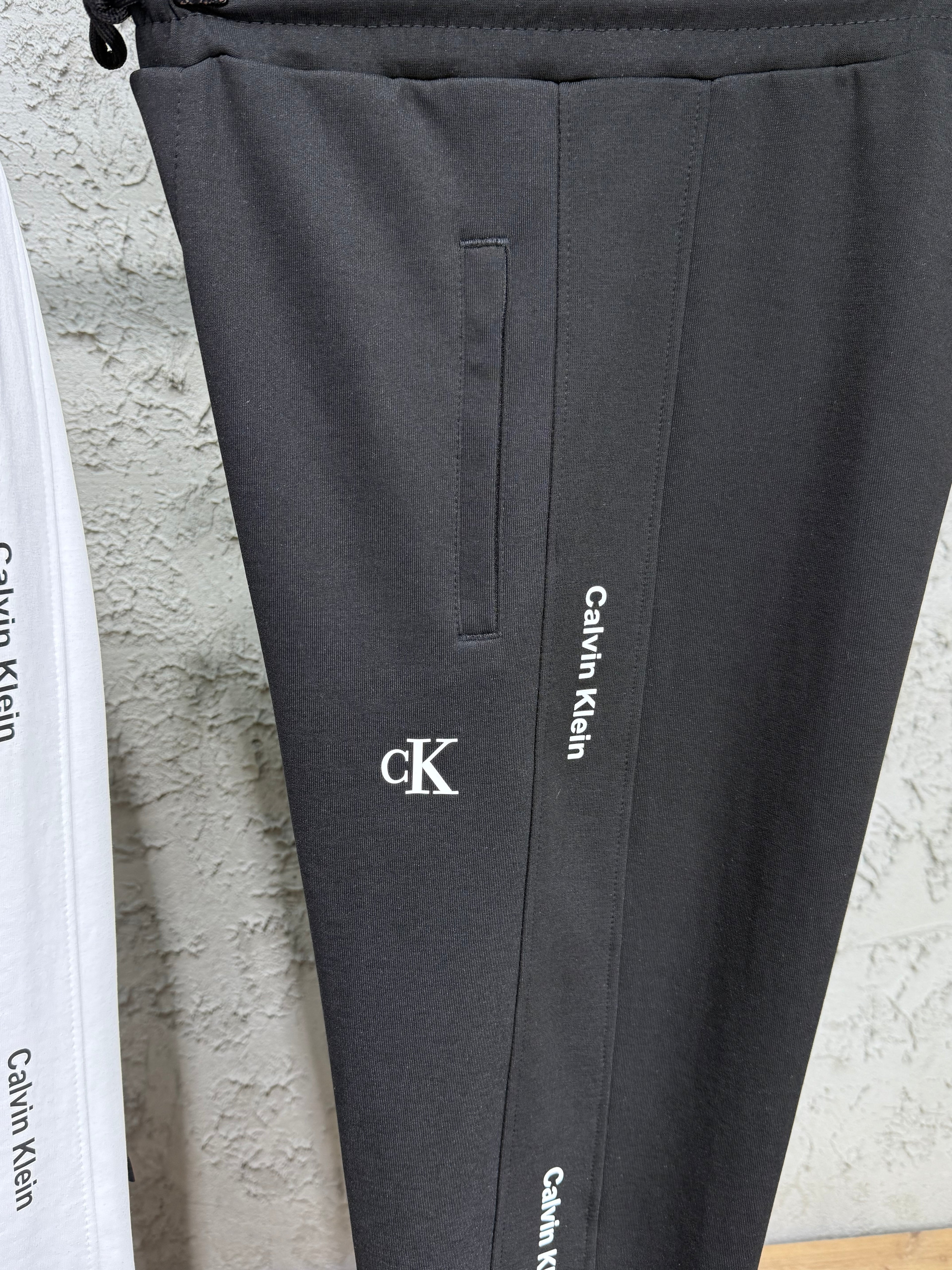 Calvin Klein Erkek Beyaz-Siyah Kapüşonlu Eşofman Takımı – Logolu Premium Seri