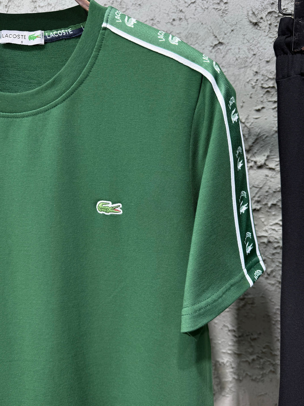 Lacoste Erkek Yeşil T-Shirt & Siyah Şerit Detaylı Eşofman Takımı