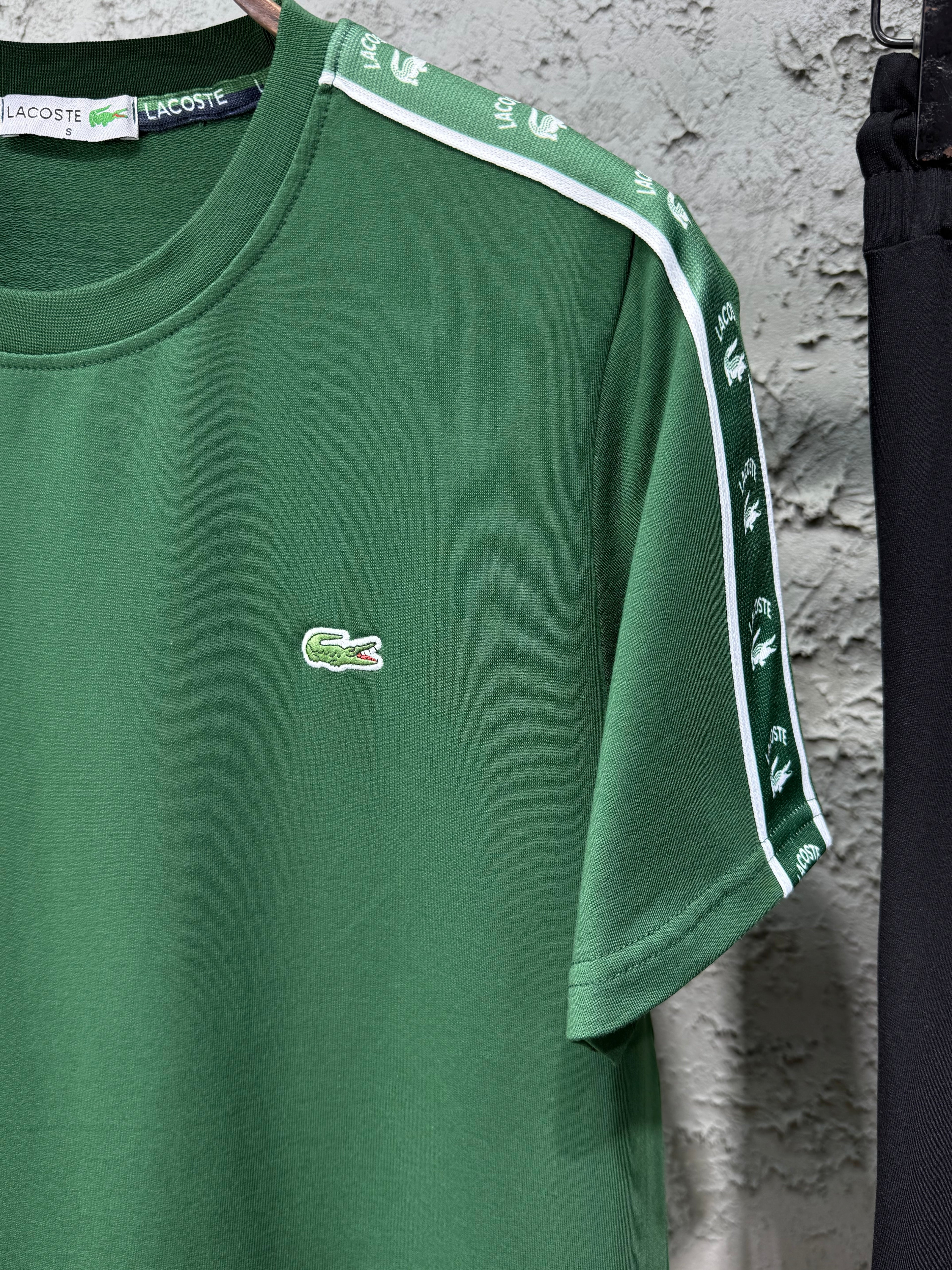 Lacoste Erkek Yeşil T-Shirt & Siyah Şerit Detaylı Eşofman Takımı