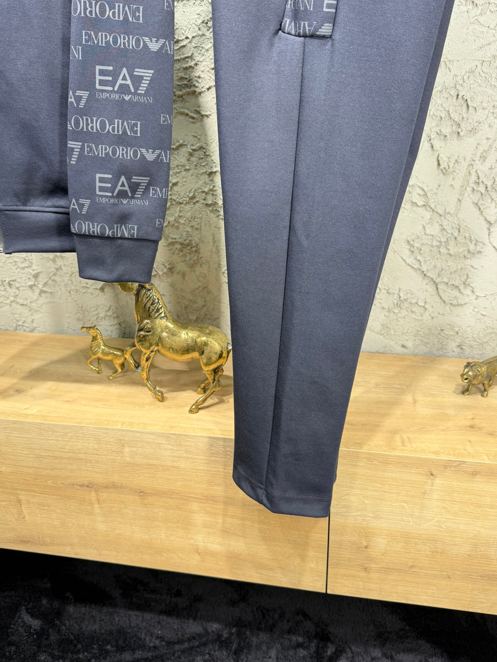Emporio Armani EA7 Erkek Lacivert Logolu Eşofman Takımı – Premium Seri