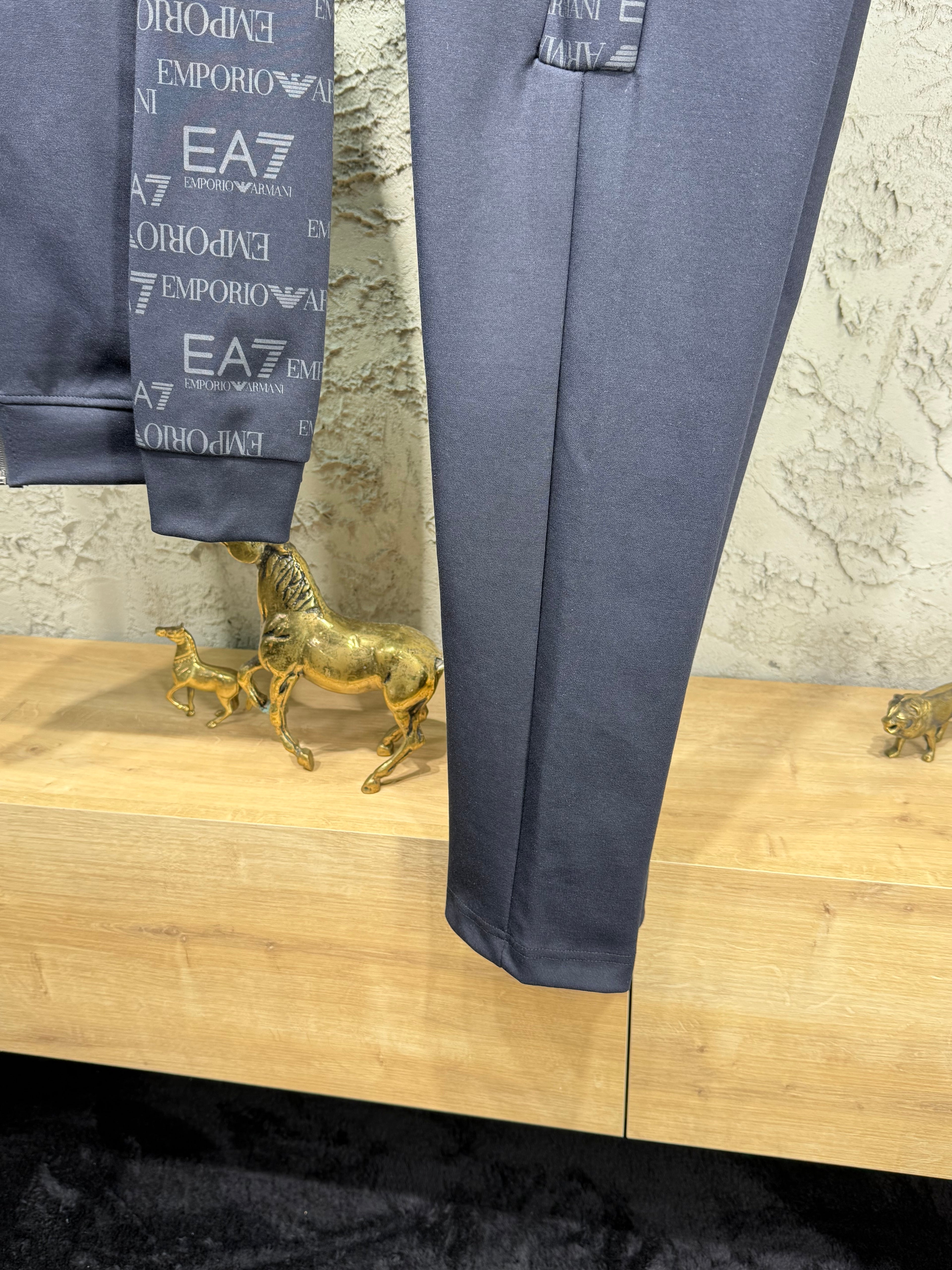 Emporio Armani EA7 Erkek Lacivert Logolu Eşofman Takımı – Premium Seri