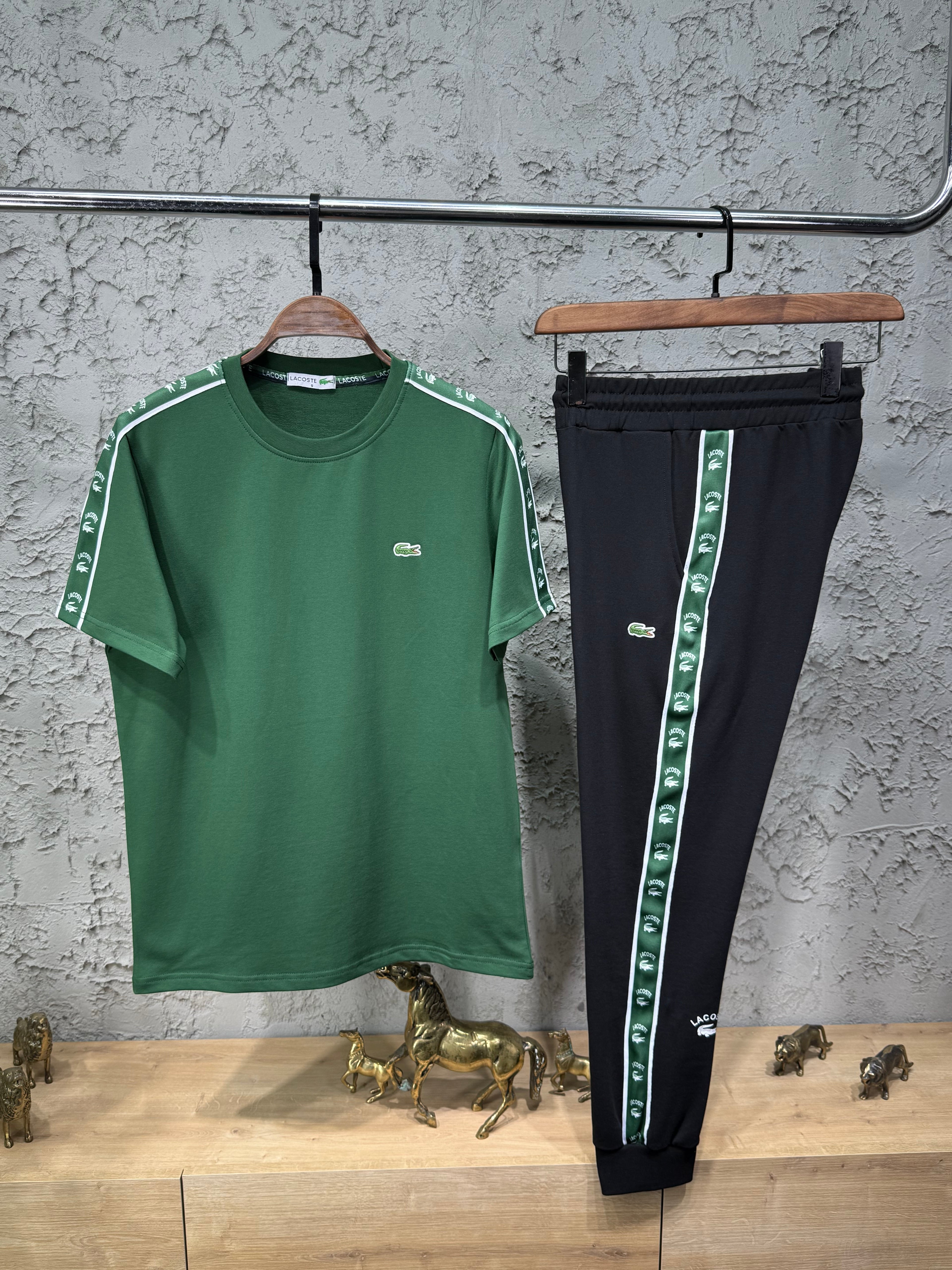 Lacoste Erkek Yeşil T-Shirt & Siyah Şerit Detaylı Eşofman Takımı