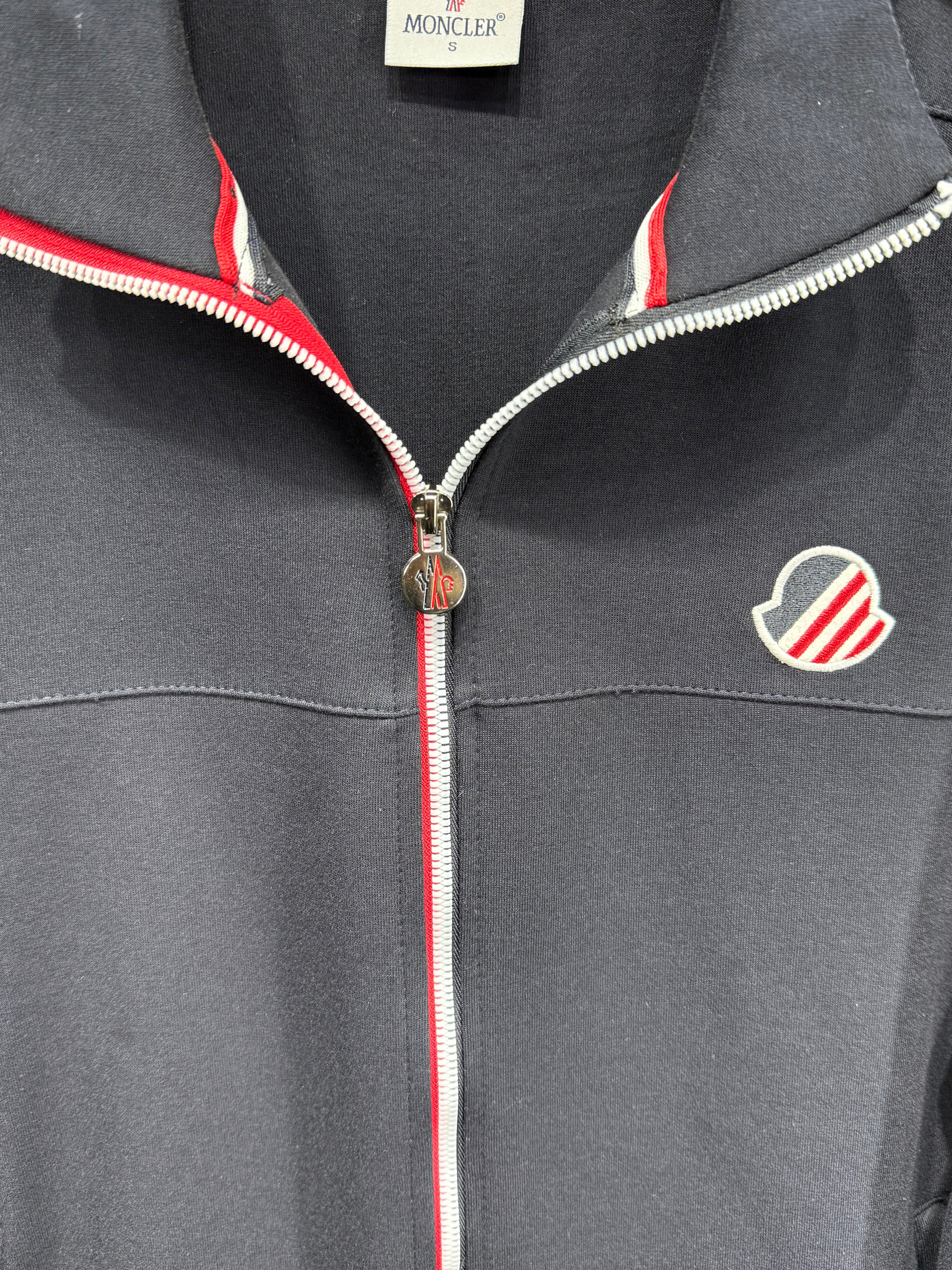 Moncler Erkek Lacivert Fermuarlı Eşofman Takımı – Şerit Logo Detaylı Premium Model