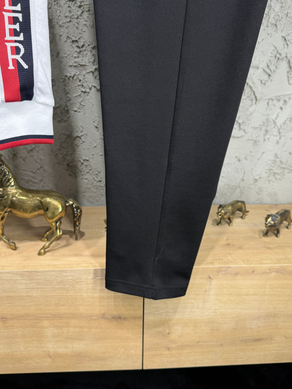 Moncler Erkek Beyaz-Siyah Fermuarlı Eşofman Takımı – Logo Detaylı Premium Seri