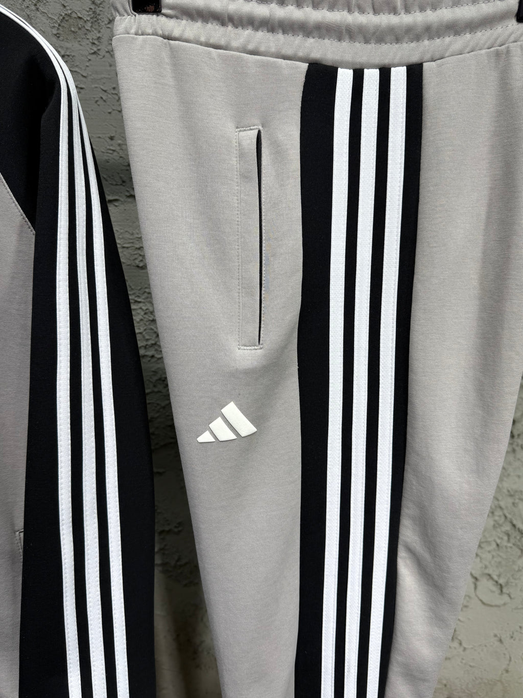 Adidas Erkek Açık Gri-Siyah Fermuarlı Eşofman Takımı – 3 Çizgi Detaylı Premium Seri