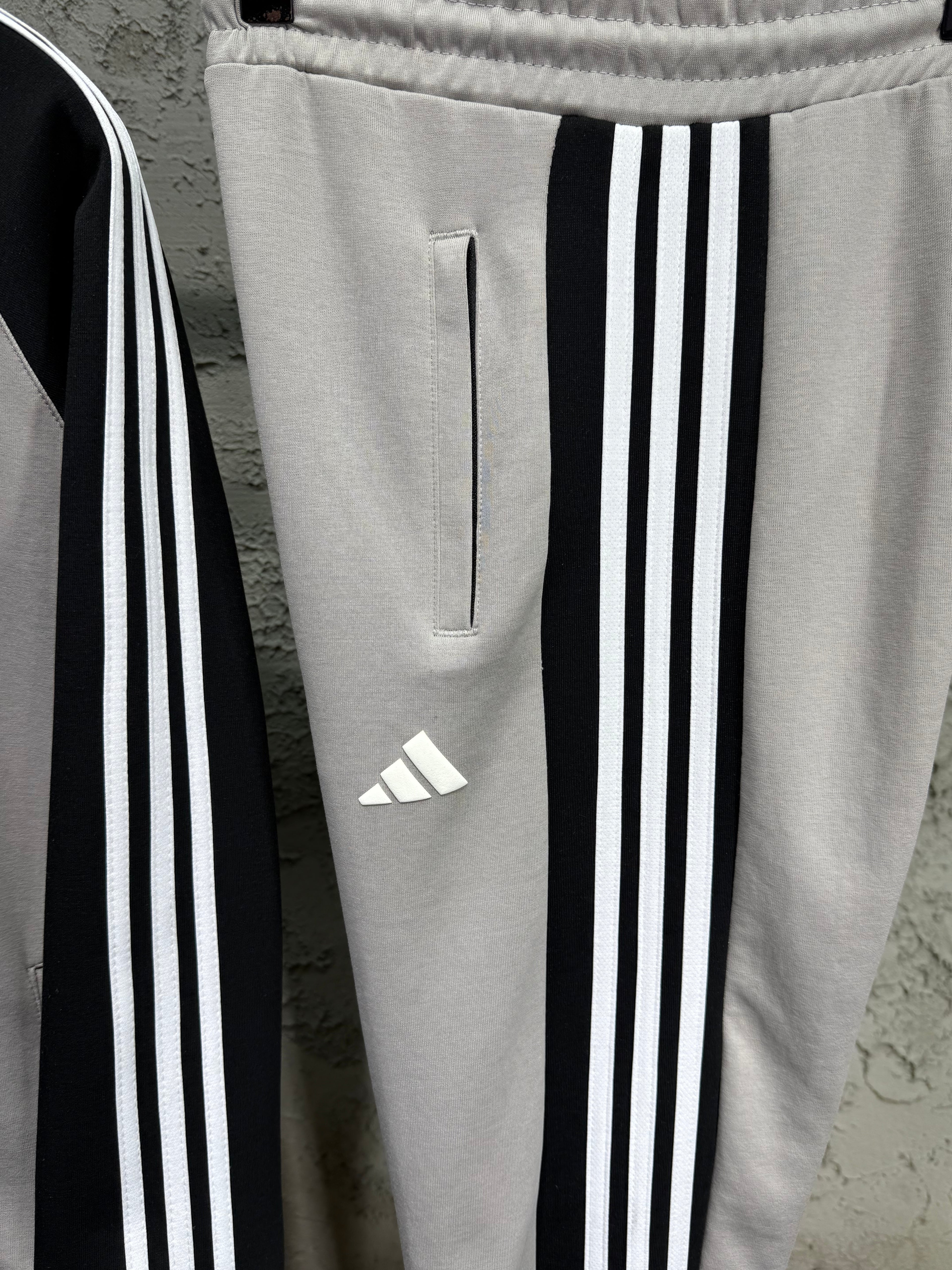 Adidas Erkek Açık Gri-Siyah Fermuarlı Eşofman Takımı – 3 Çizgi Detaylı Premium Seri
