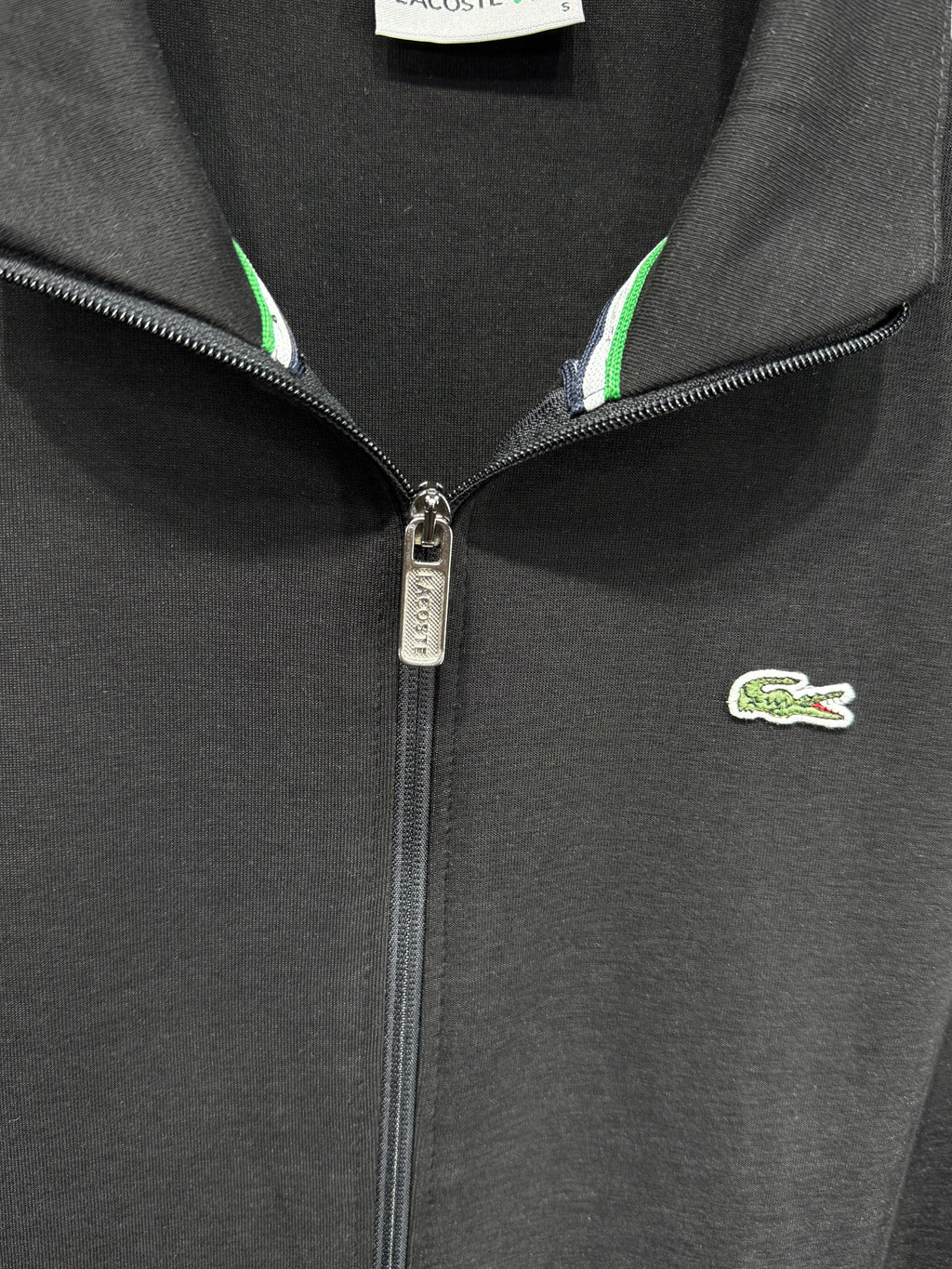 Lacoste Erkek Siyah-Beyaz Fermuarlı Eşofman Takımı – Premium Seri