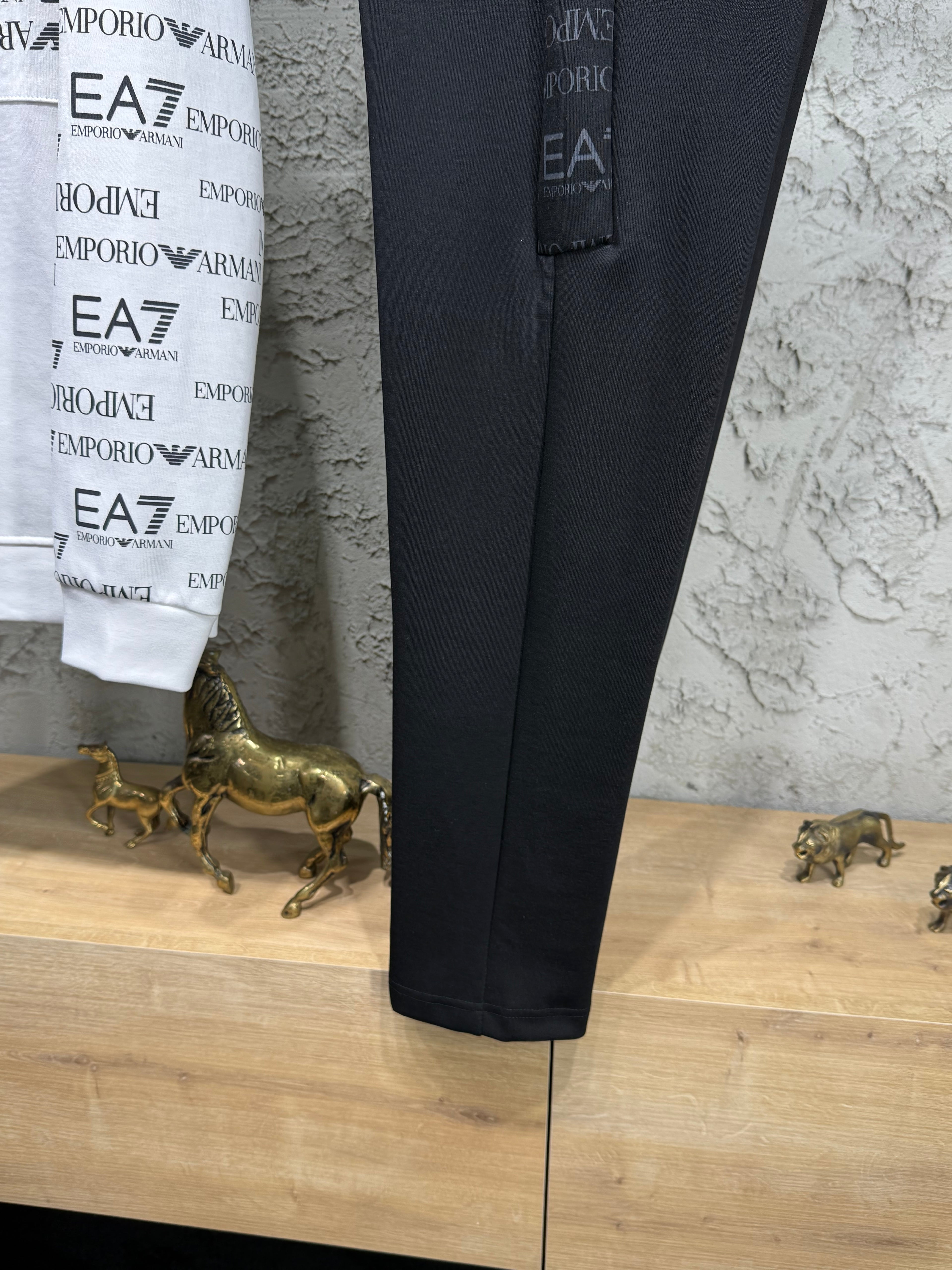 Emporio Armani EA7 Erkek Beyaz-Siyah Logolu Eşofman Takımı – Premium Seri