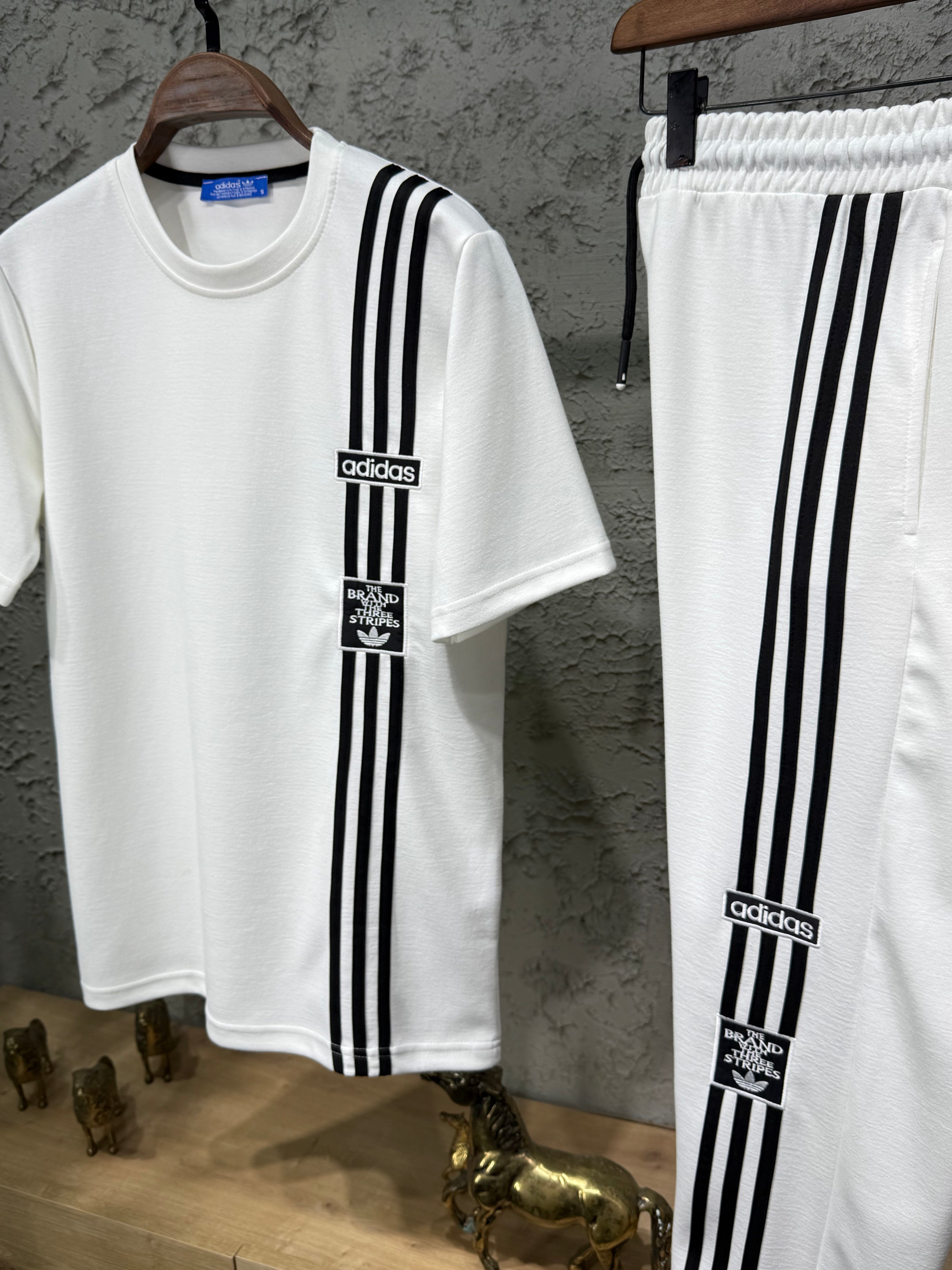 Adidas Nakışlı Beyaz T-shirt & Eşofman Takımı