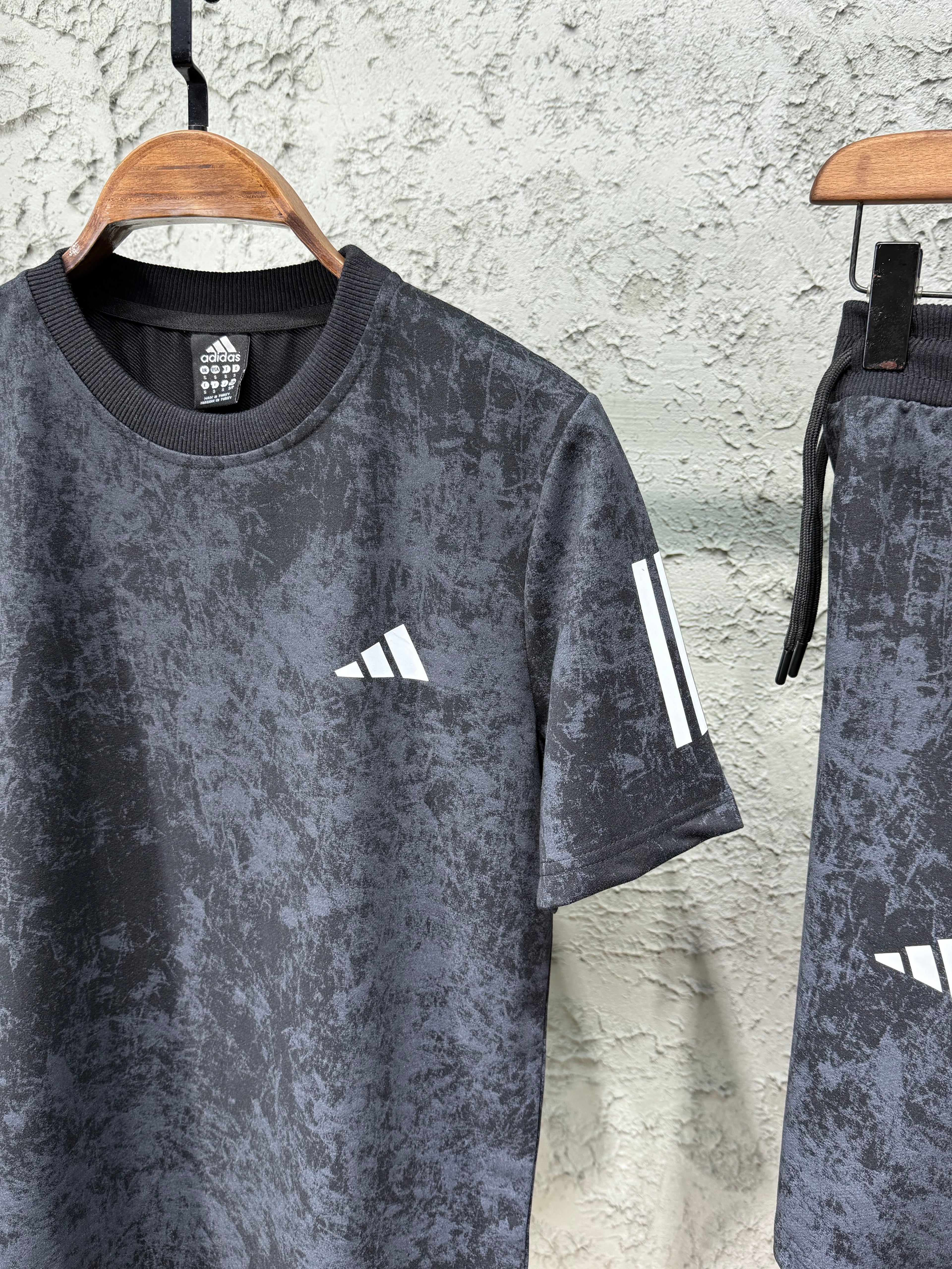 Adidas Desen Siyah T-shirt & Şort Takımı