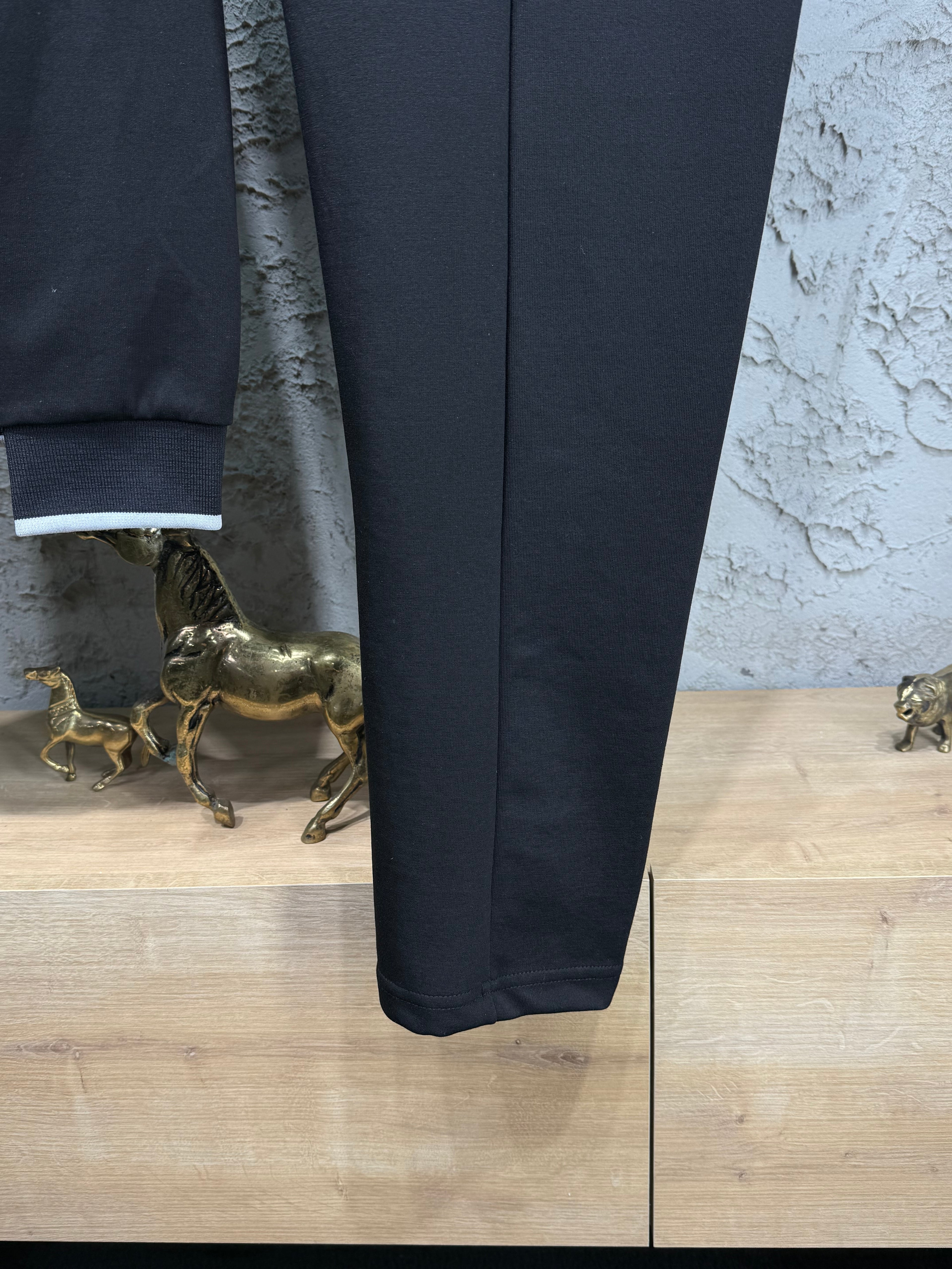 Armani Exchange Erkek Siyah Fermuarlı Eşofman Takımı – AX Logo Detaylı Premium Seri