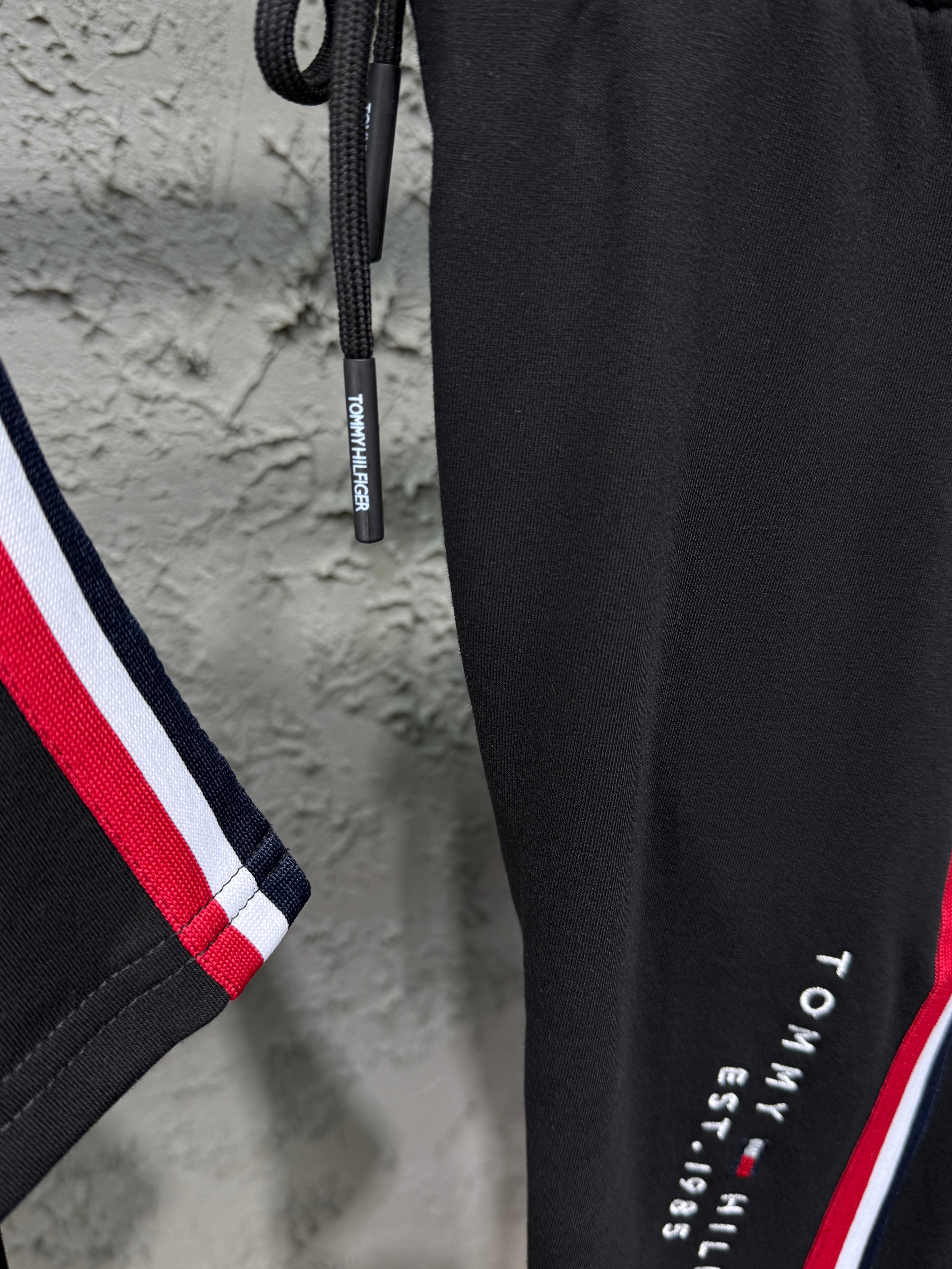 Tommy Hilfiger Erkek Nakış Logo Detaylı Siyah Eşofman Takımı