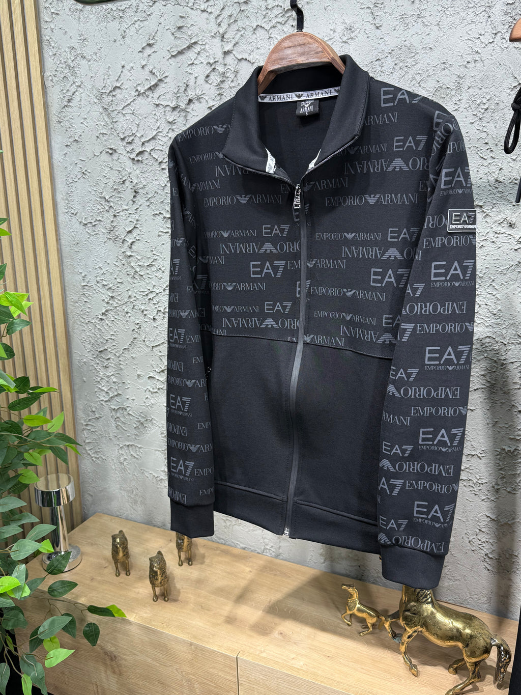 Emporio Armani EA7 Erkek Siyah Logolu Eşofman Takımı – Premium Seri