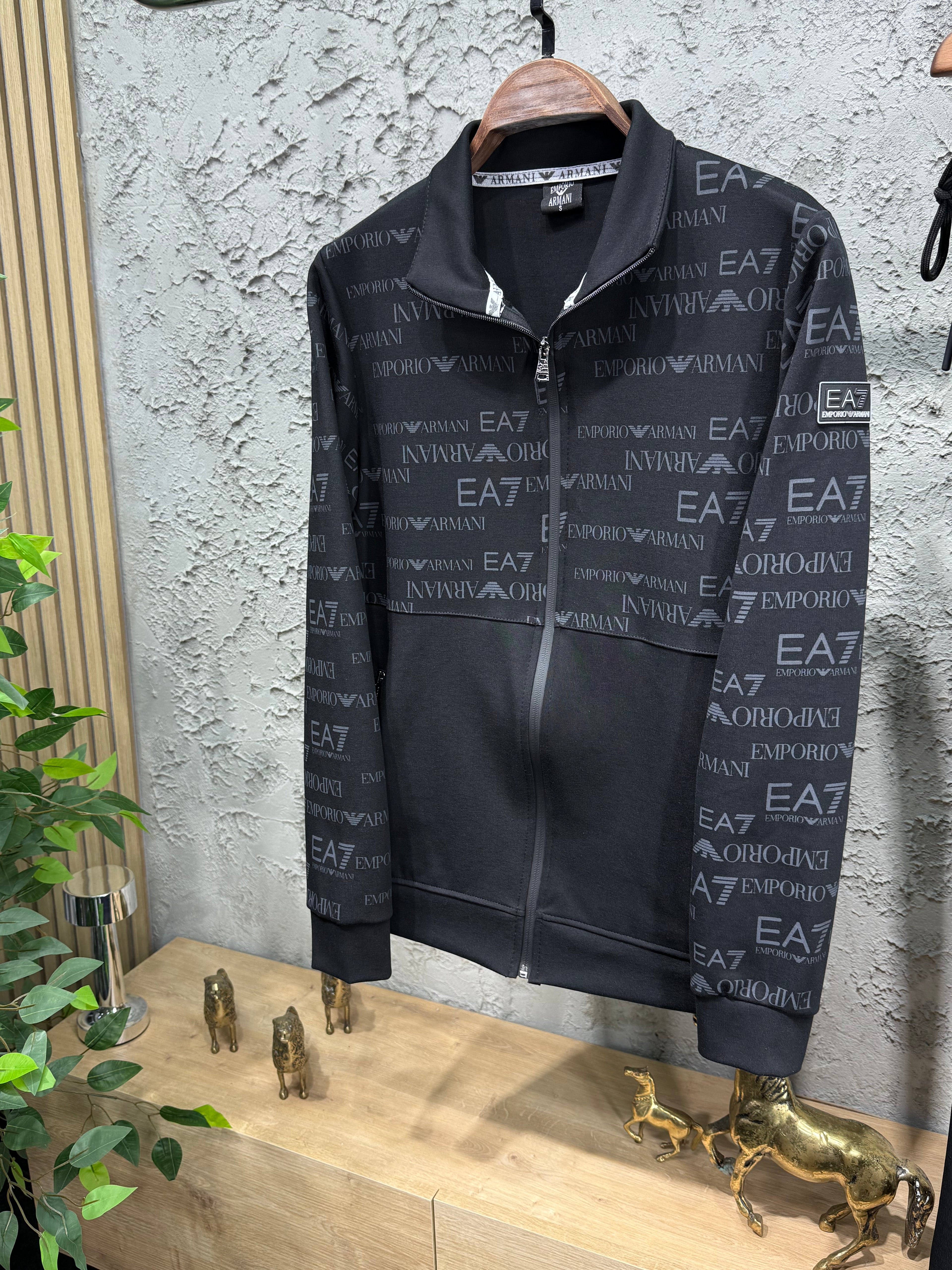 Emporio Armani EA7 Erkek Siyah Logolu Eşofman Takımı – Premium Seri