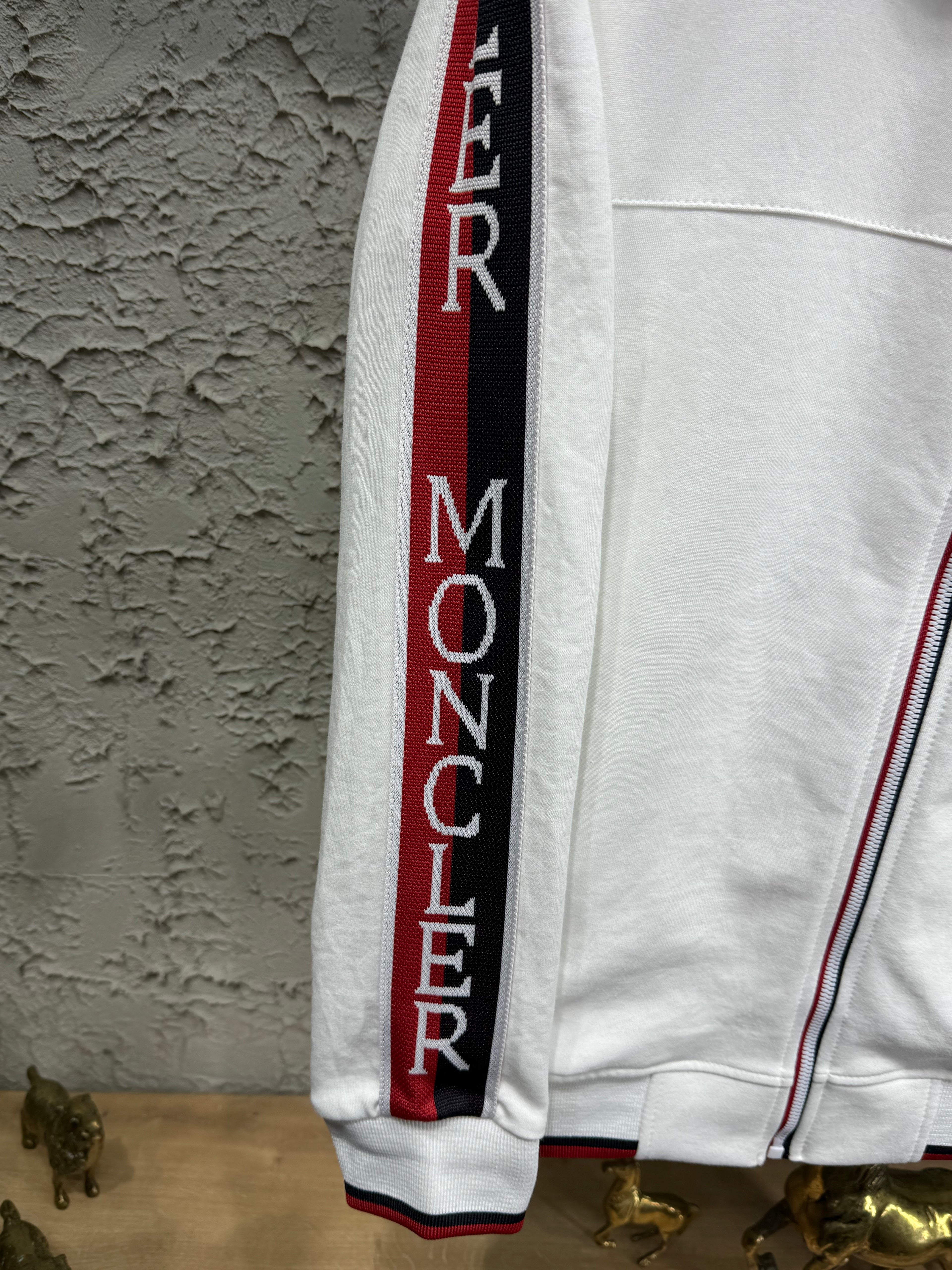 Moncler Erkek Beyaz-Siyah Fermuarlı Eşofman Takımı – Logo Detaylı Premium Seri