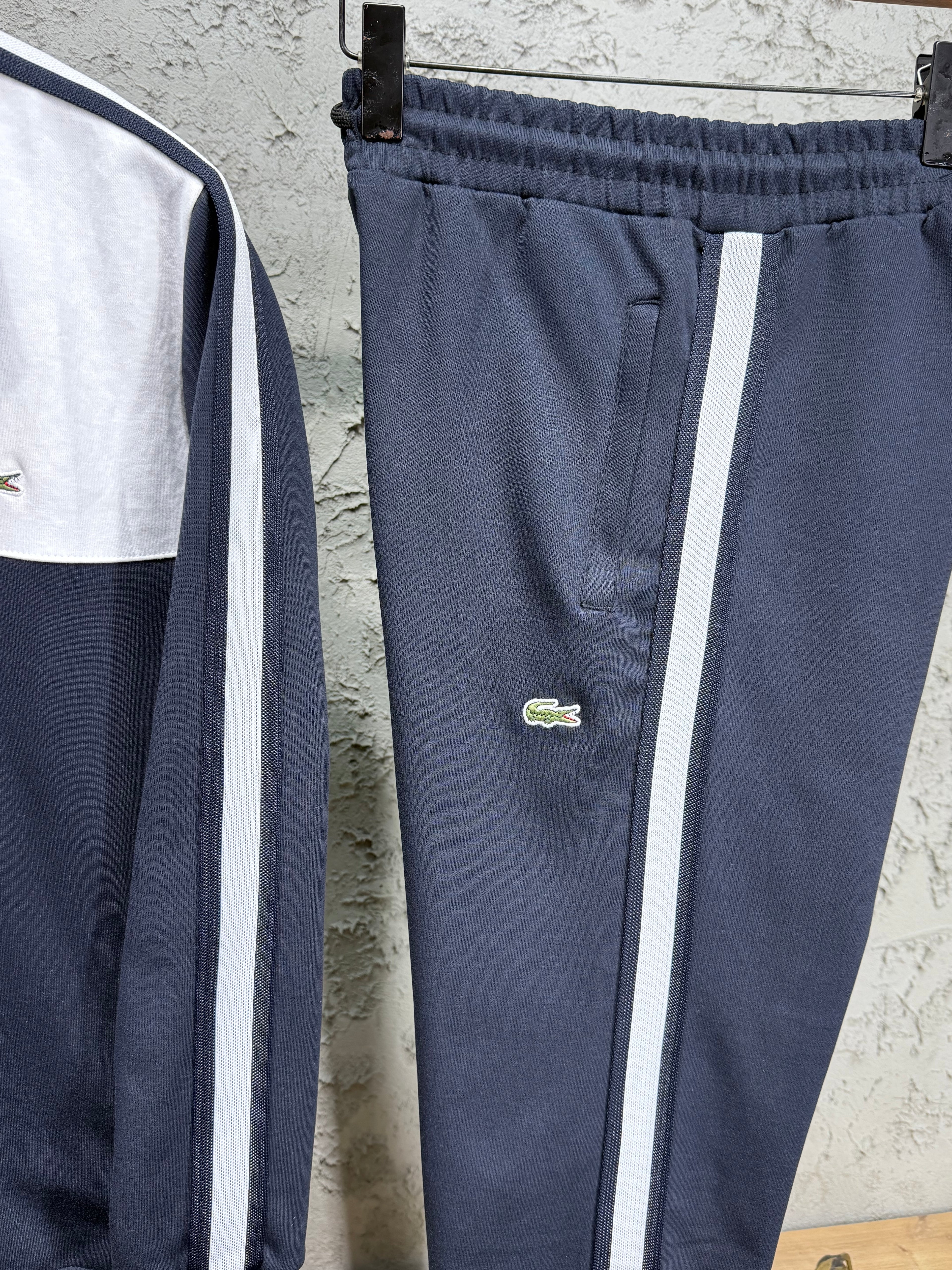 Lacoste Erkek Lacivert-Beyaz Fermuarlı Eşofman Takımı – Premium Seri