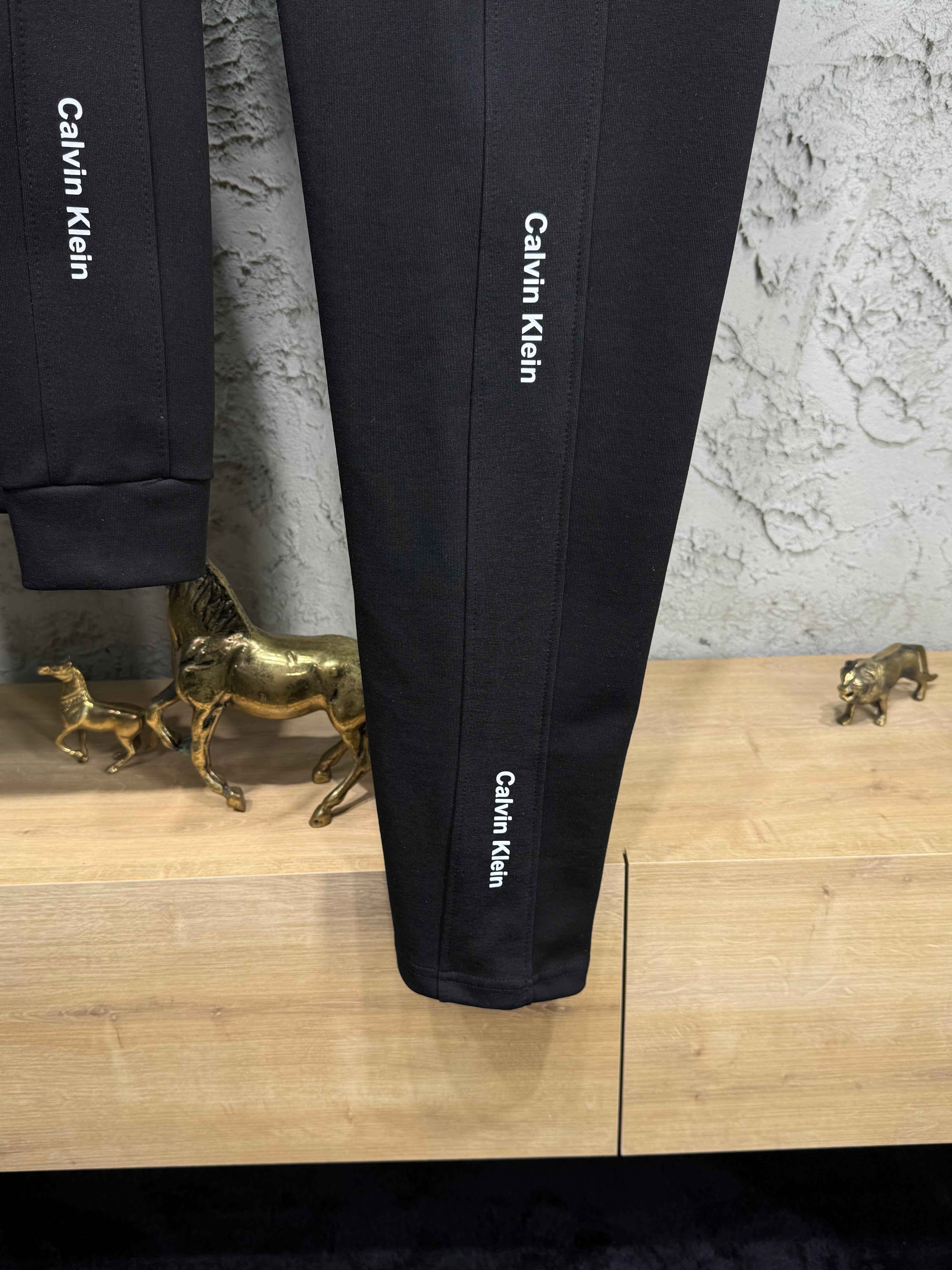 Calvin Klein Erkek Siyah Kapüşonlu Eşofman Takımı – Logolu Premium Seri