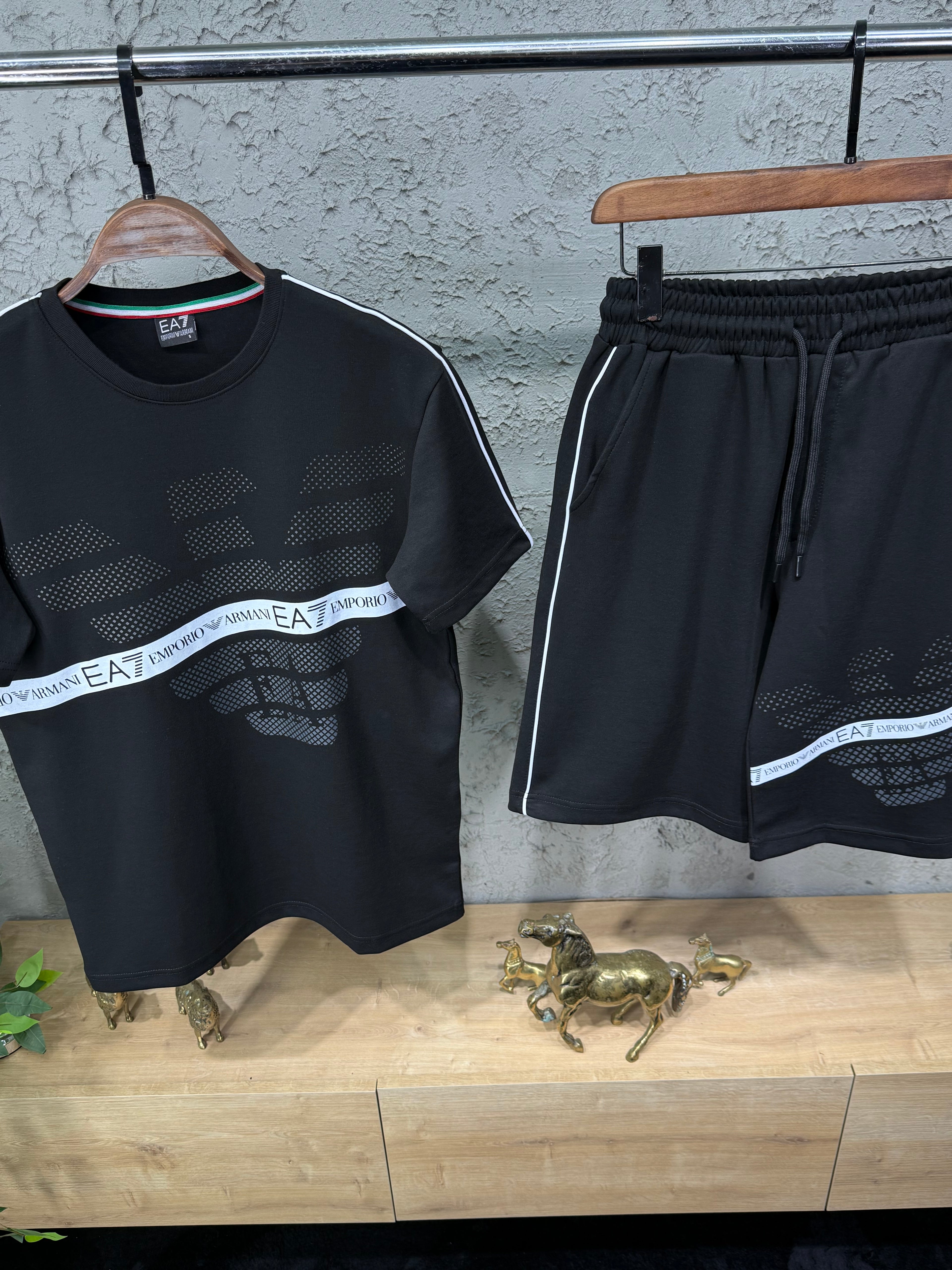Emporio Armani Büyük Baskı Siyah T-shirt & Şort Takımı