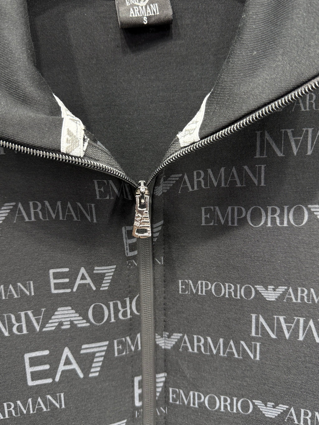 Emporio Armani EA7 Erkek Siyah Logolu Eşofman Takımı – Premium Seri
