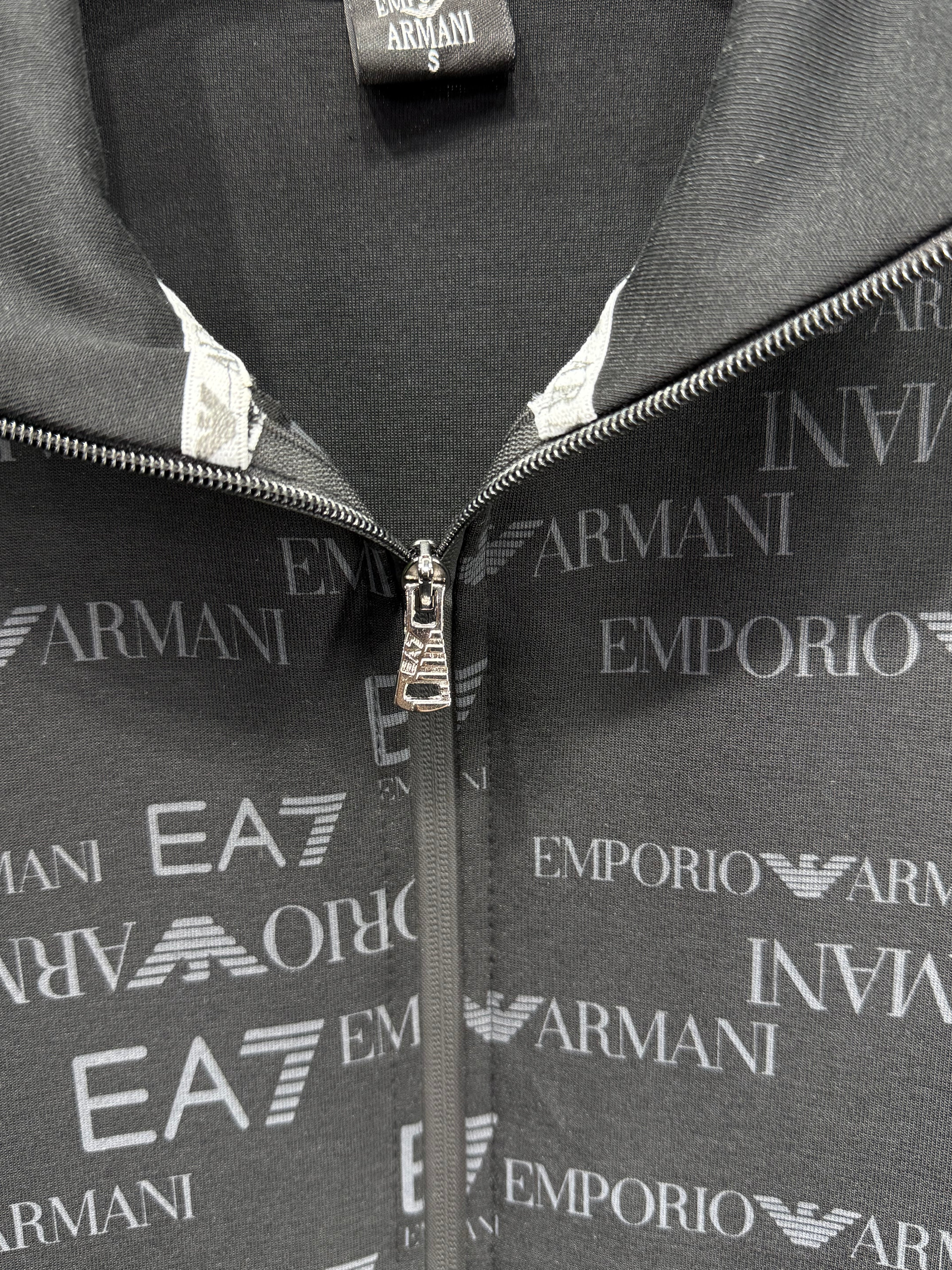 Emporio Armani EA7 Erkek Siyah Logolu Eşofman Takımı – Premium Seri