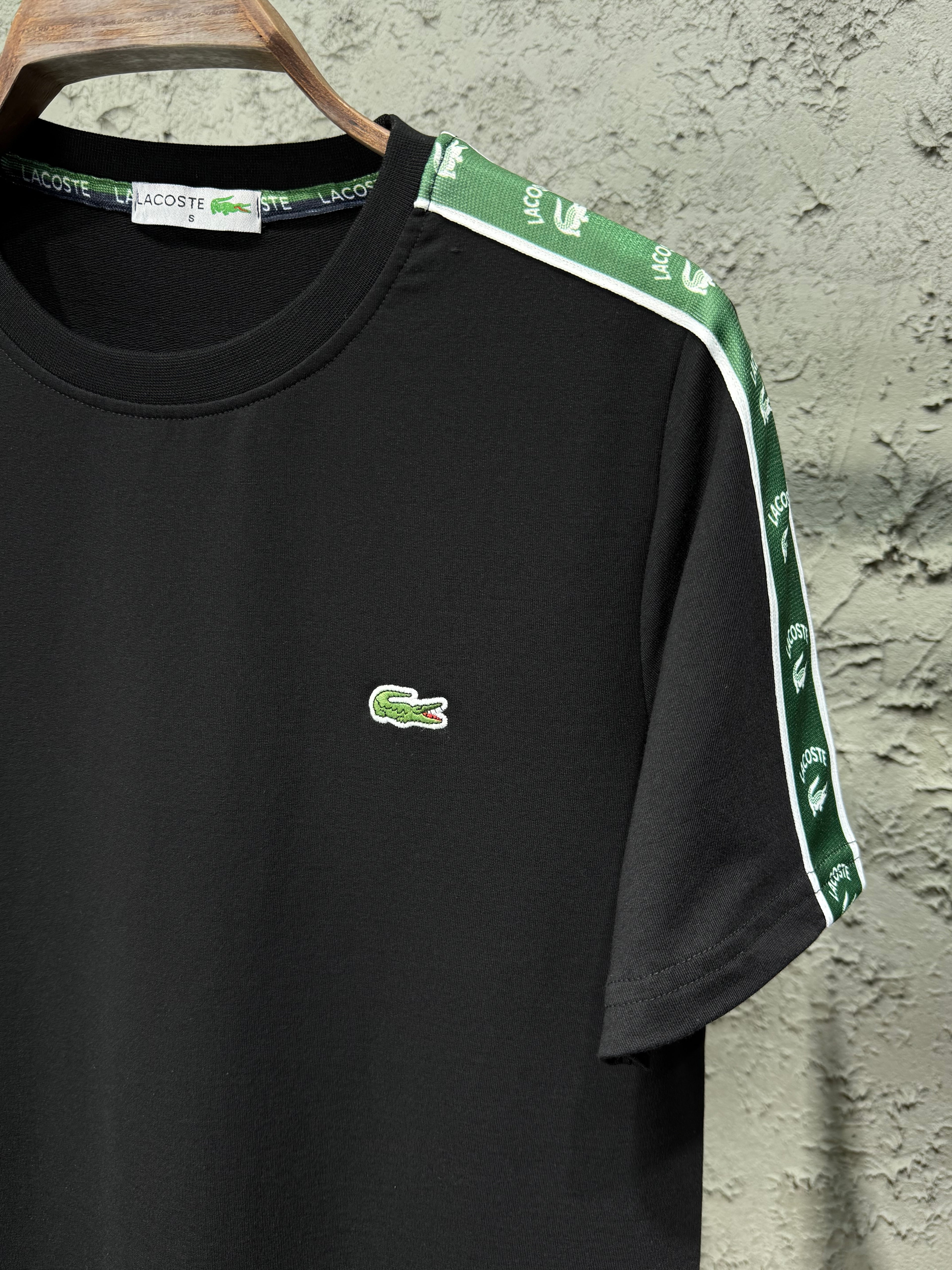 Lacoste Erkek Siyah T-Shirt & Siyah Şerit Detaylı Eşofman Takımı