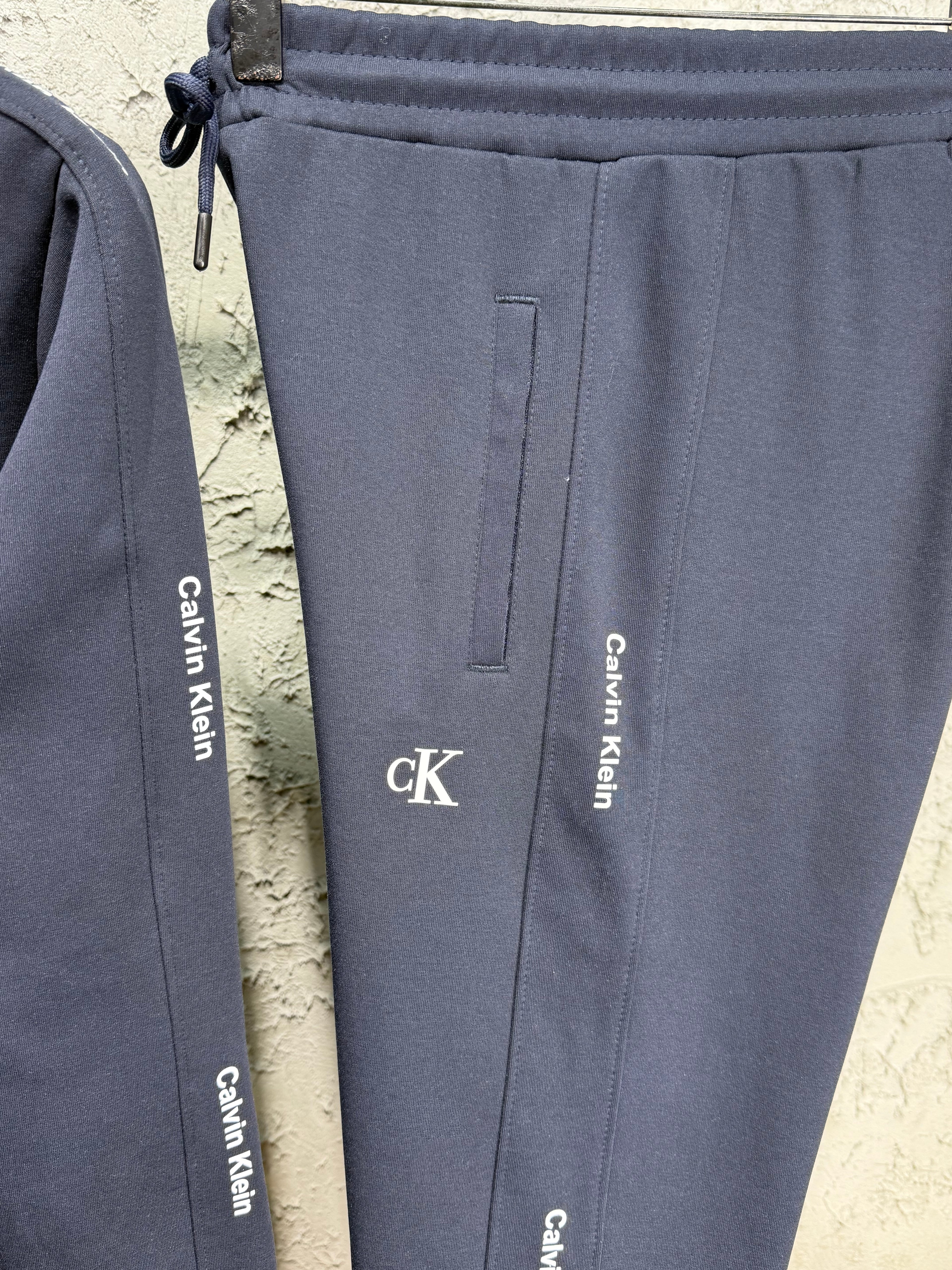 Calvin Klein Erkek Lacivert Kapüşonlu Eşofman Takımı – Logolu Premium Seri