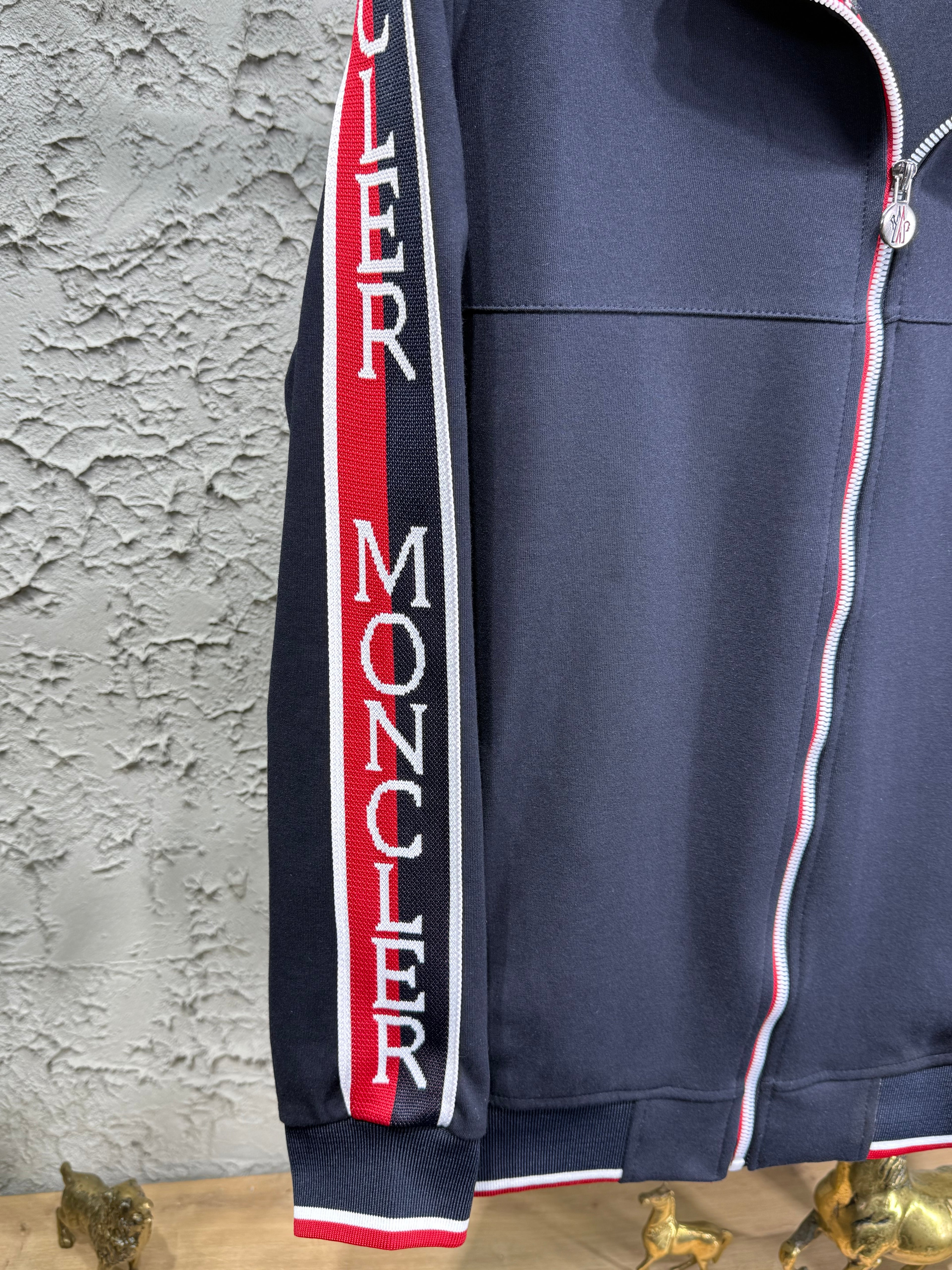 Moncler Erkek Lacivert Fermuarlı Eşofman Takımı – Şerit Logo Detaylı Premium Model