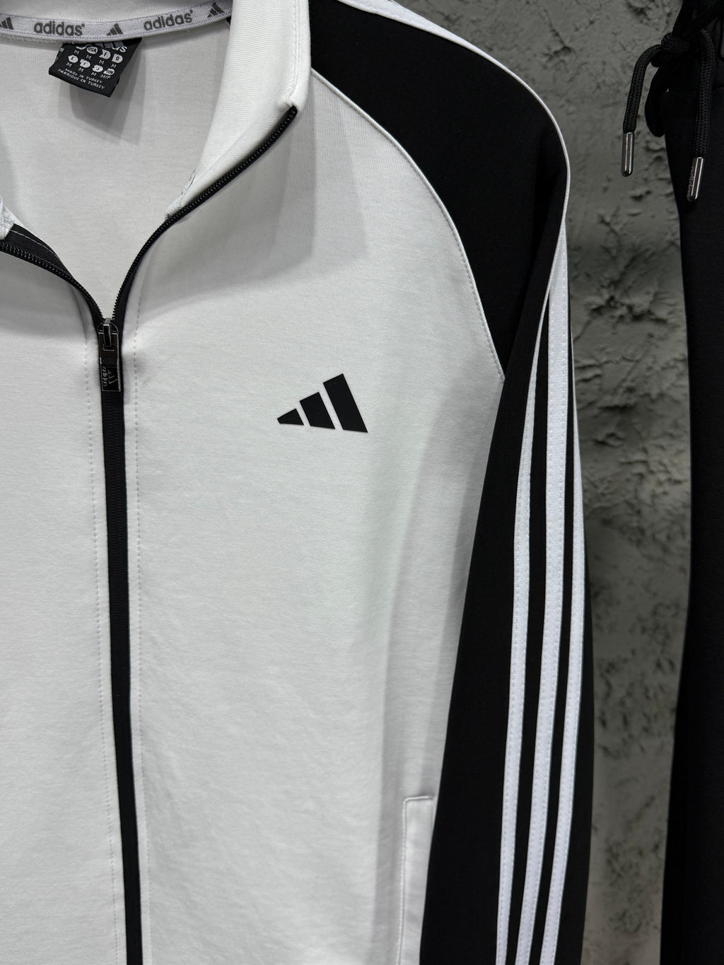 Adidas Erkek Beyaz-Siyah Fermuarlı Eşofman Takımı – 3 Çizgi Detaylı Premium Seri