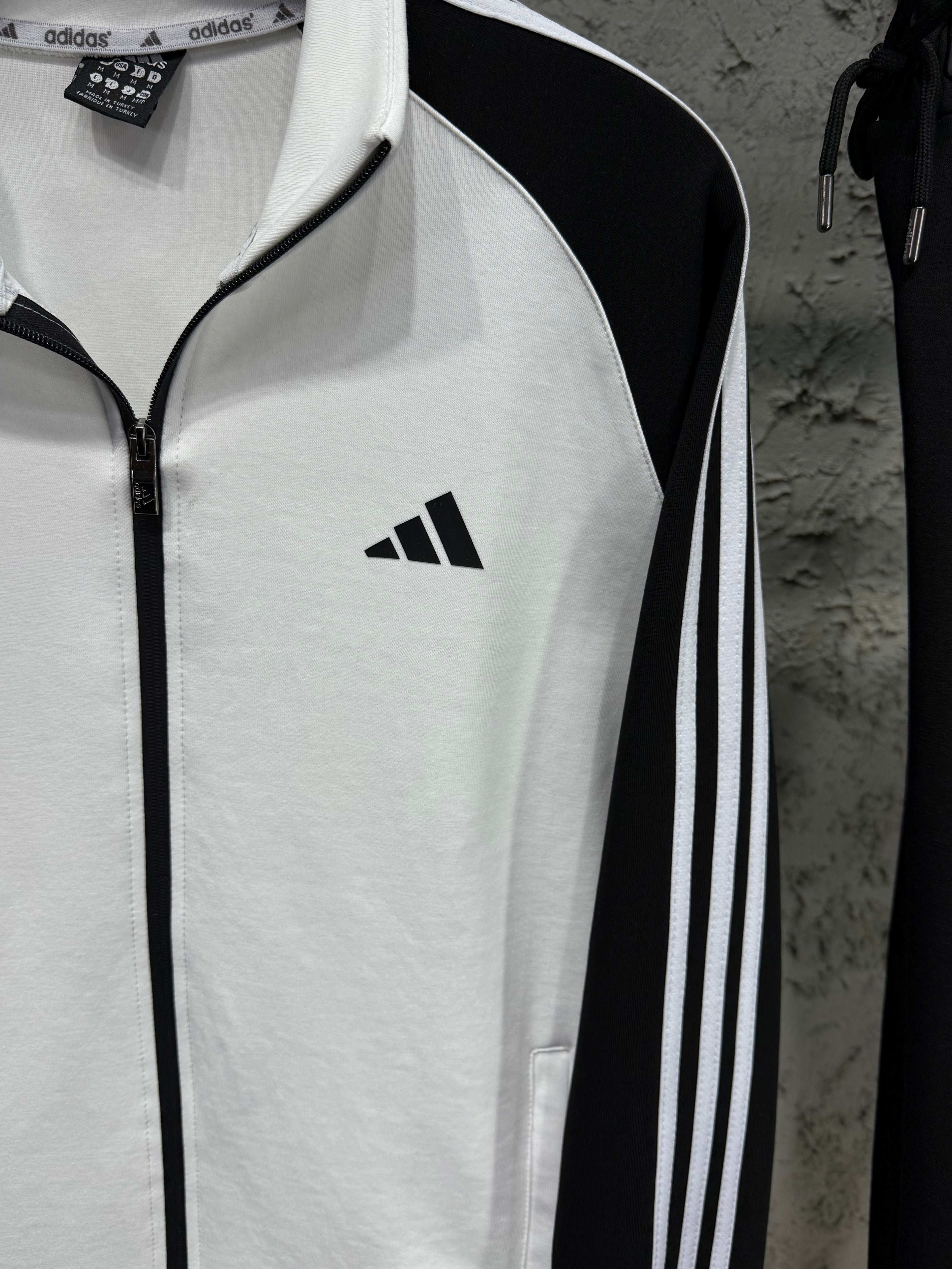 Adidas Erkek Beyaz-Siyah Fermuarlı Eşofman Takımı – 3 Çizgi Detaylı Premium Seri