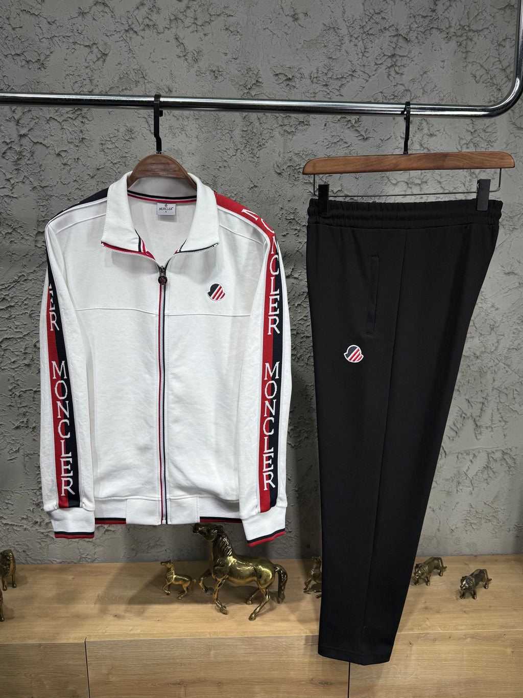 Moncler Erkek Beyaz-Siyah Fermuarlı Eşofman Takımı – Logo Detaylı Premium Seri