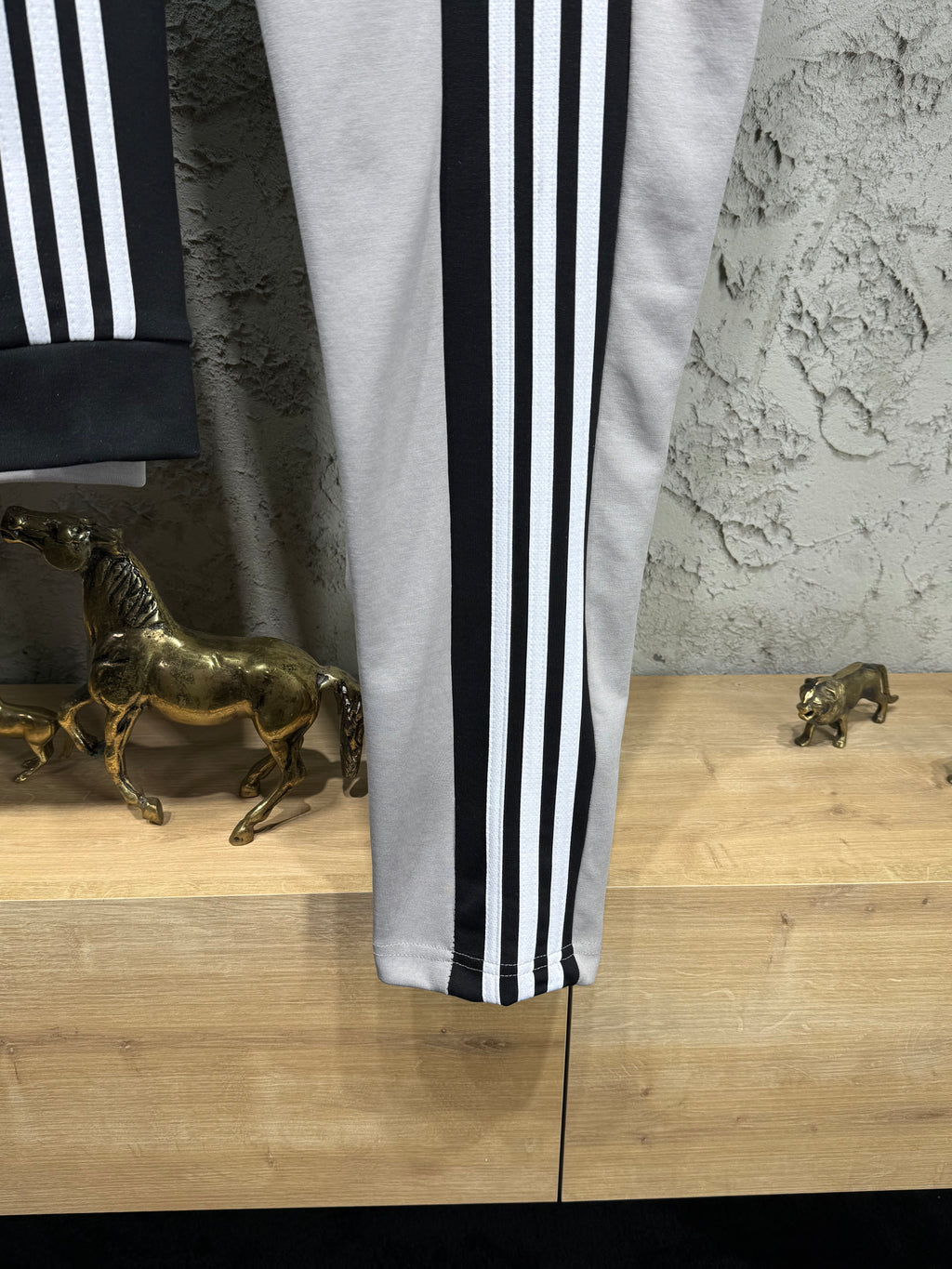 Adidas Erkek Açık Gri-Siyah Fermuarlı Eşofman Takımı – 3 Çizgi Detaylı Premium Seri