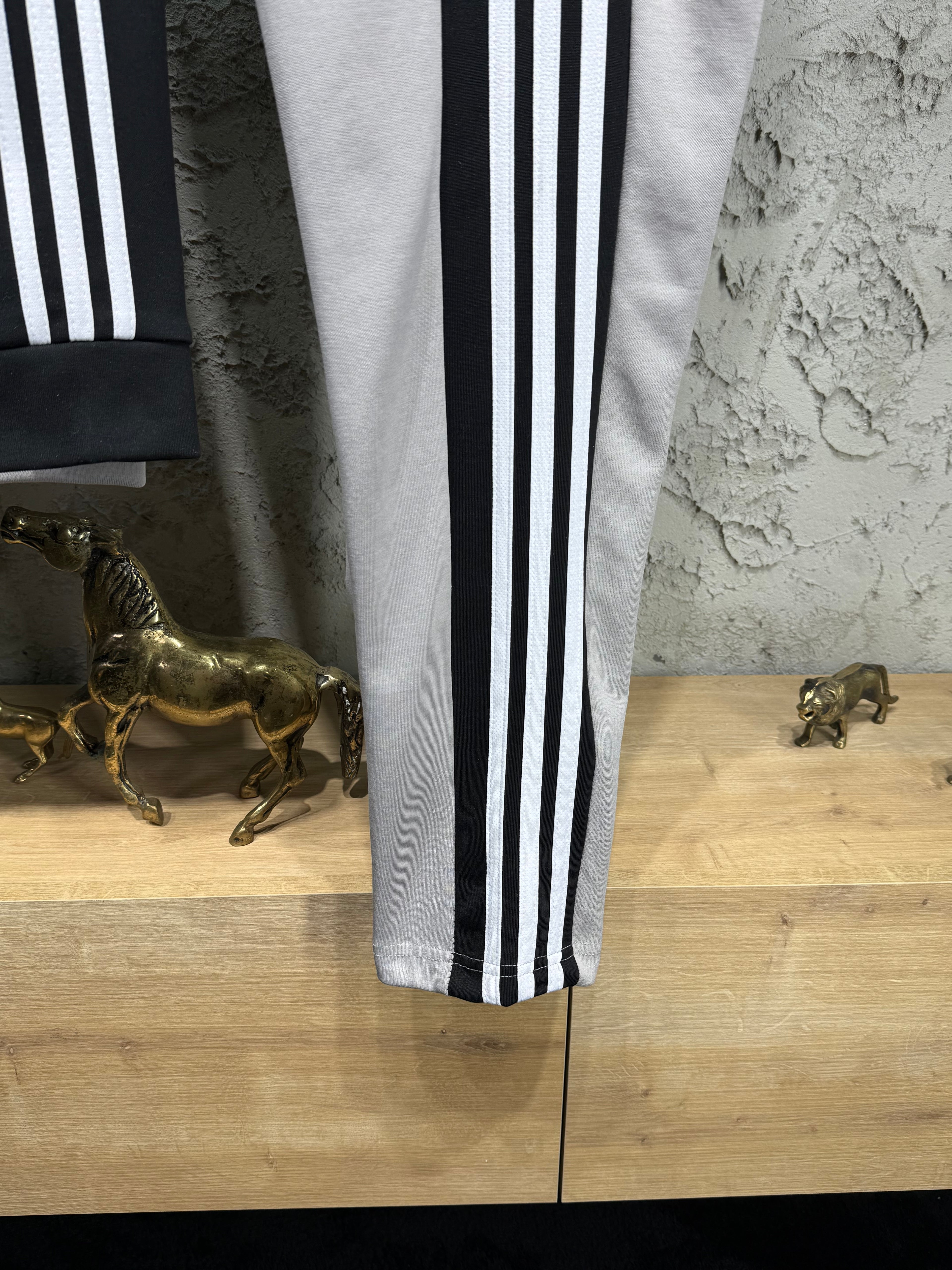 Adidas Erkek Açık Gri-Siyah Fermuarlı Eşofman Takımı – 3 Çizgi Detaylı Premium Seri