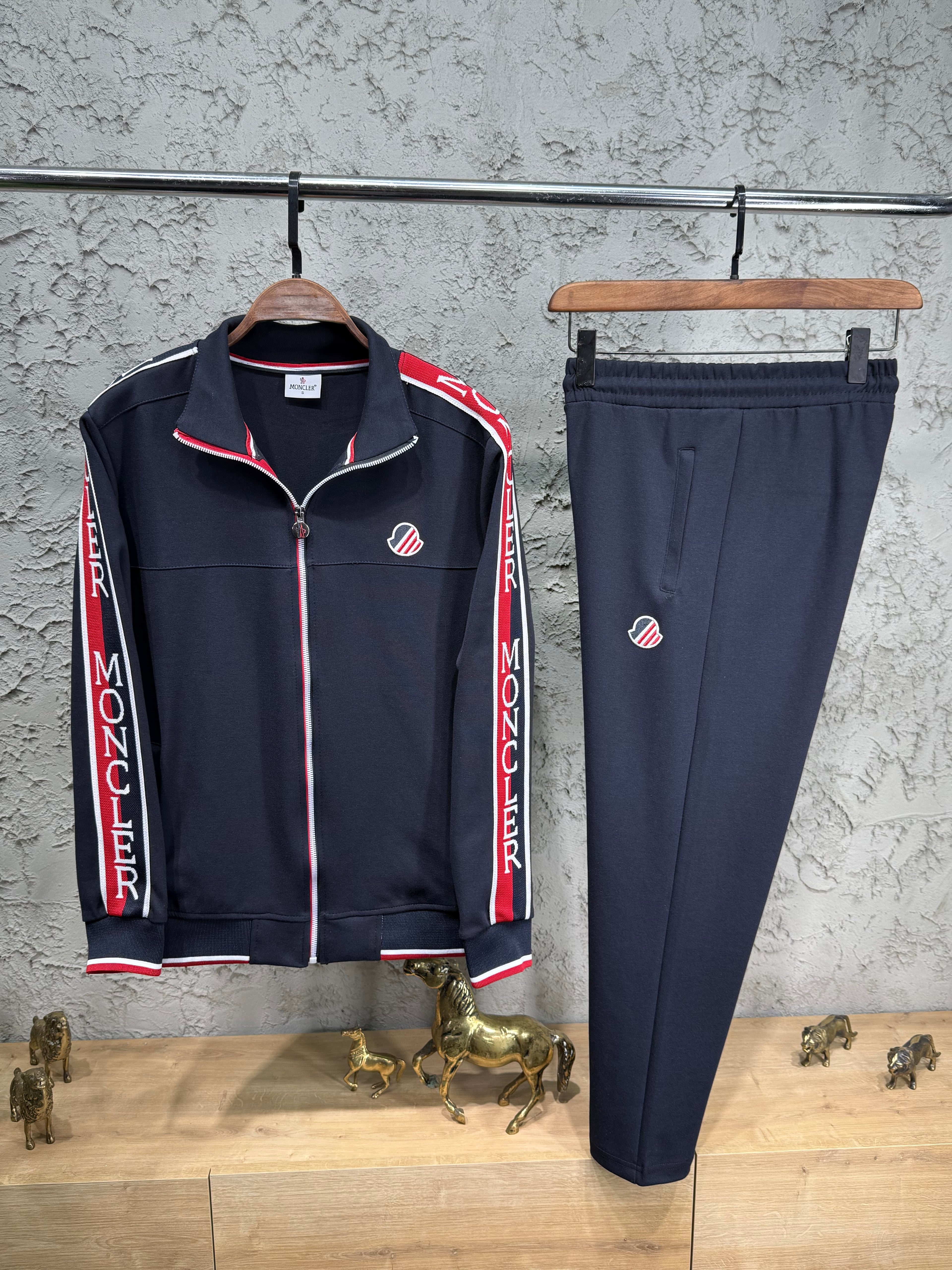Moncler Erkek Lacivert Fermuarlı Eşofman Takımı – Şerit Logo Detaylı Premium Model