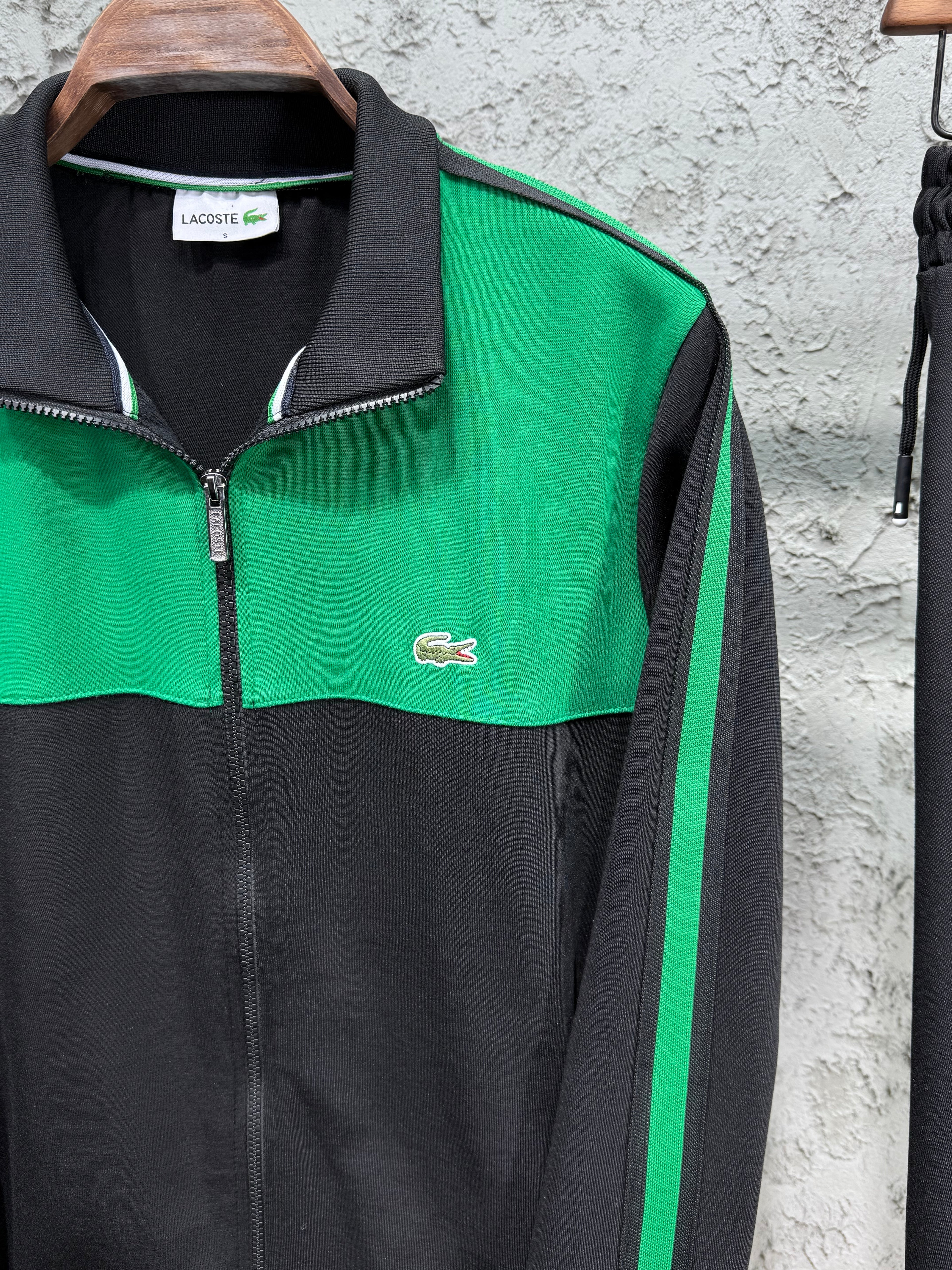 Lacoste Erkek Siyah-Yeşil Fermuarlı Eşofman Takımı – Premium Seri