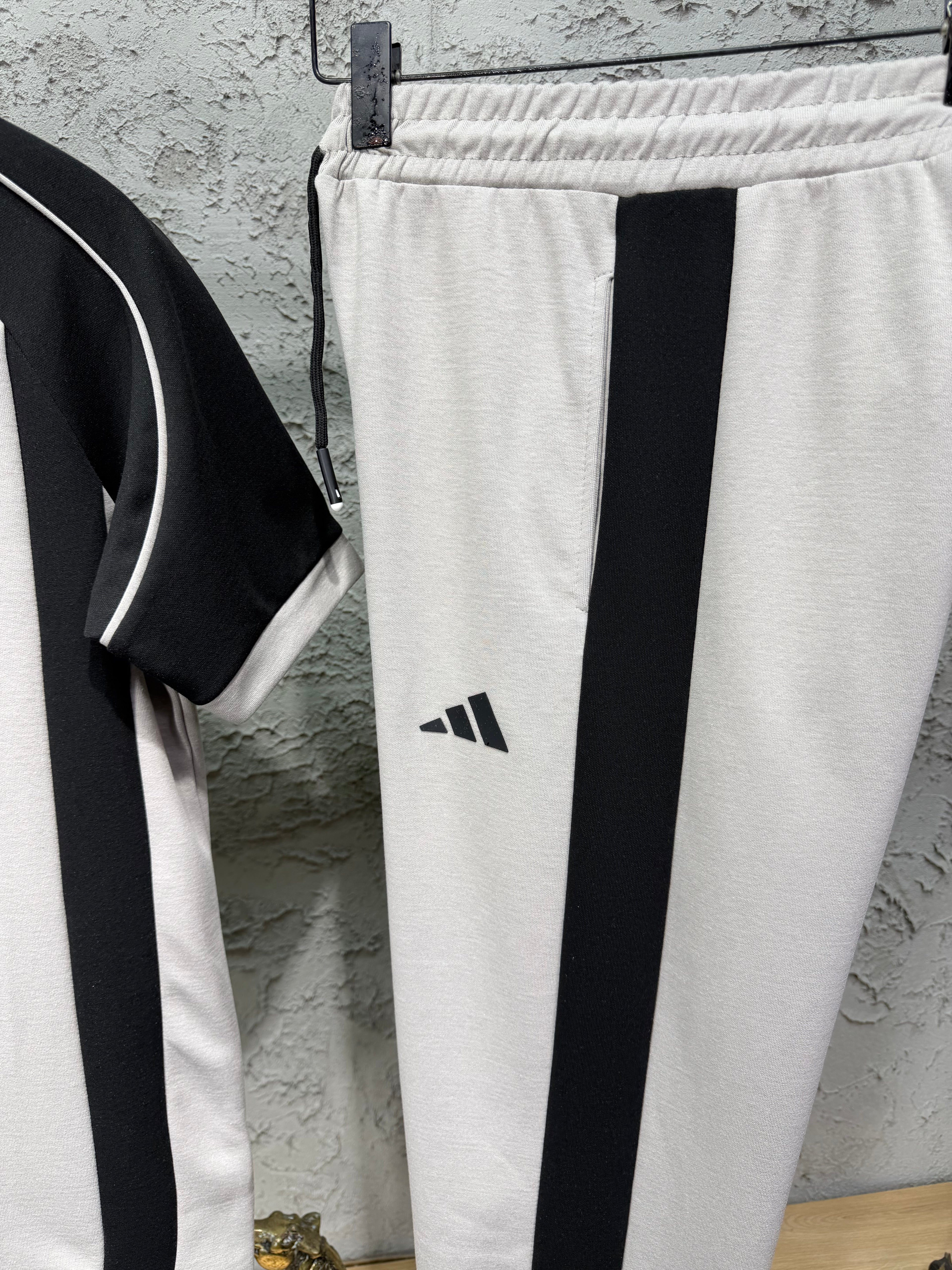 Adidas Mercedes AMG Krem T-shirt & Eşofman Takımı