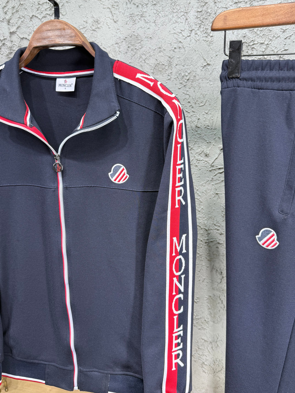 Moncler Erkek Lacivert Fermuarlı Eşofman Takımı – Şerit Logo Detaylı Premium Model
