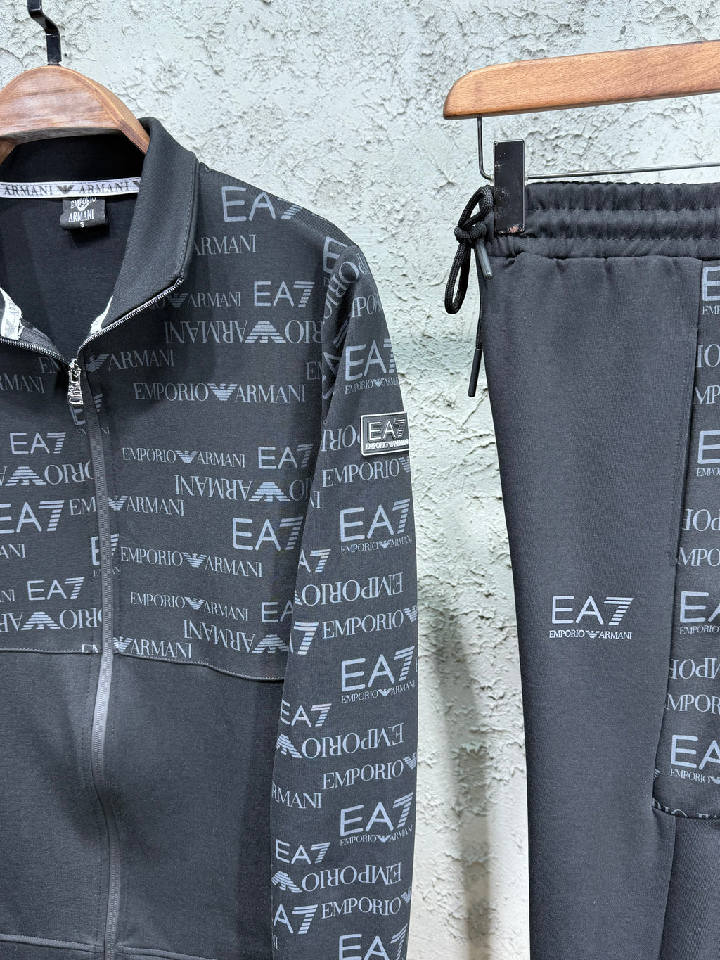Emporio Armani EA7 Erkek Siyah Logolu Eşofman Takımı – Premium Seri