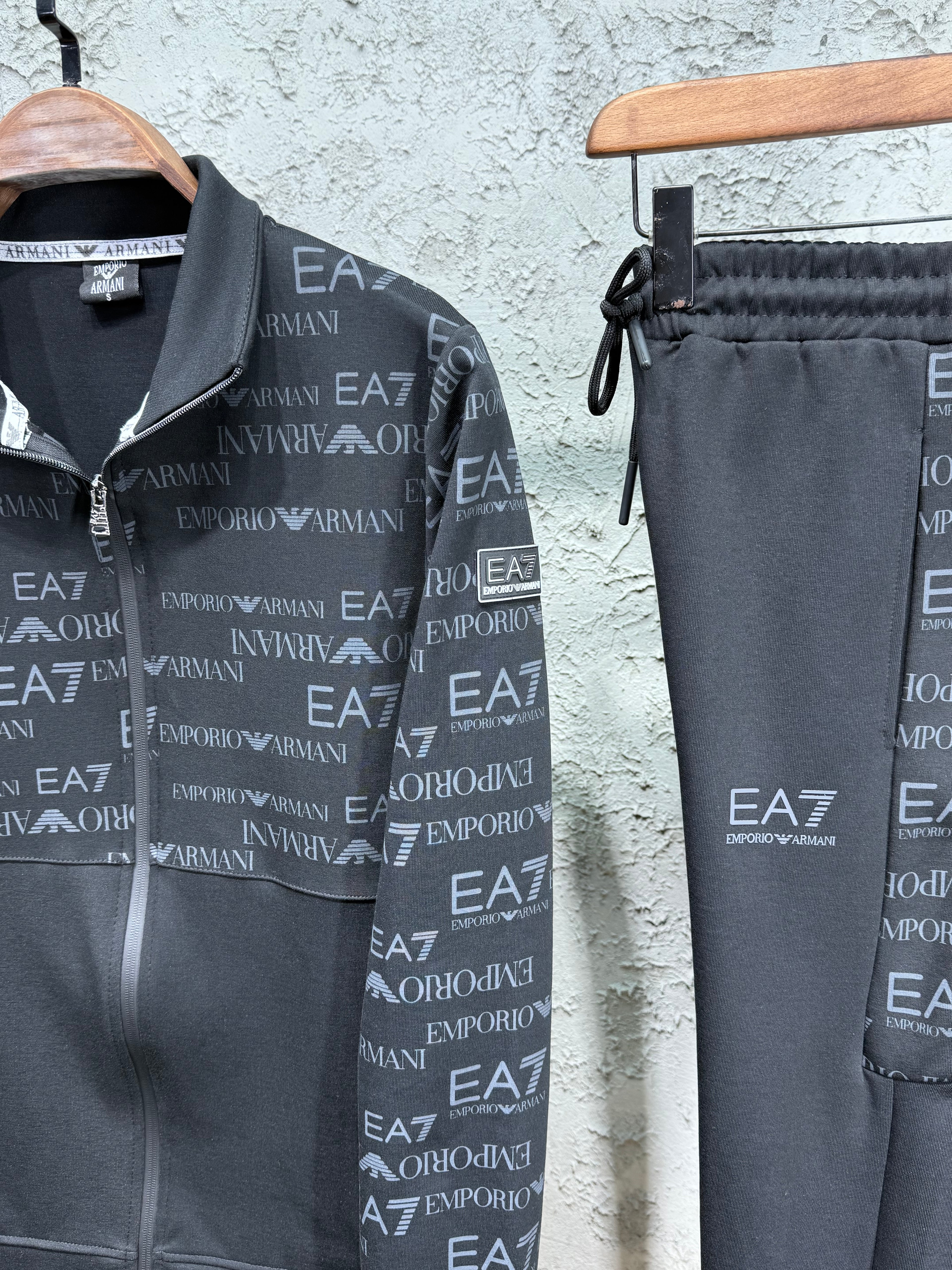 Emporio Armani EA7 Erkek Siyah Logolu Eşofman Takımı – Premium Seri