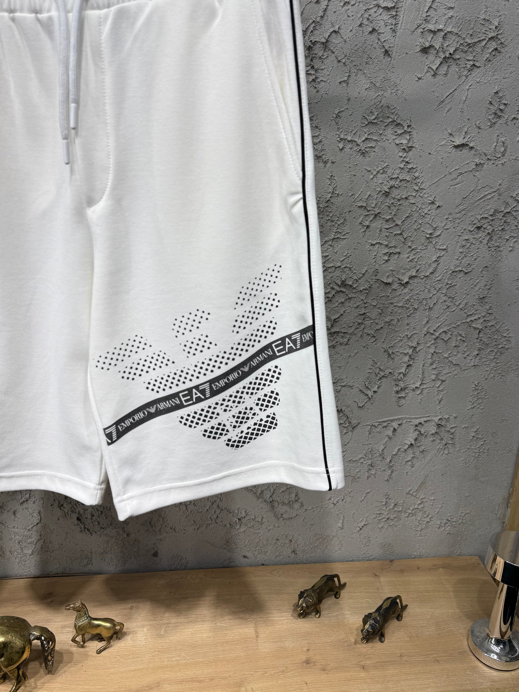Emporio Armani Büyük Baskı Beyaz T-shirt & Şort Takımı