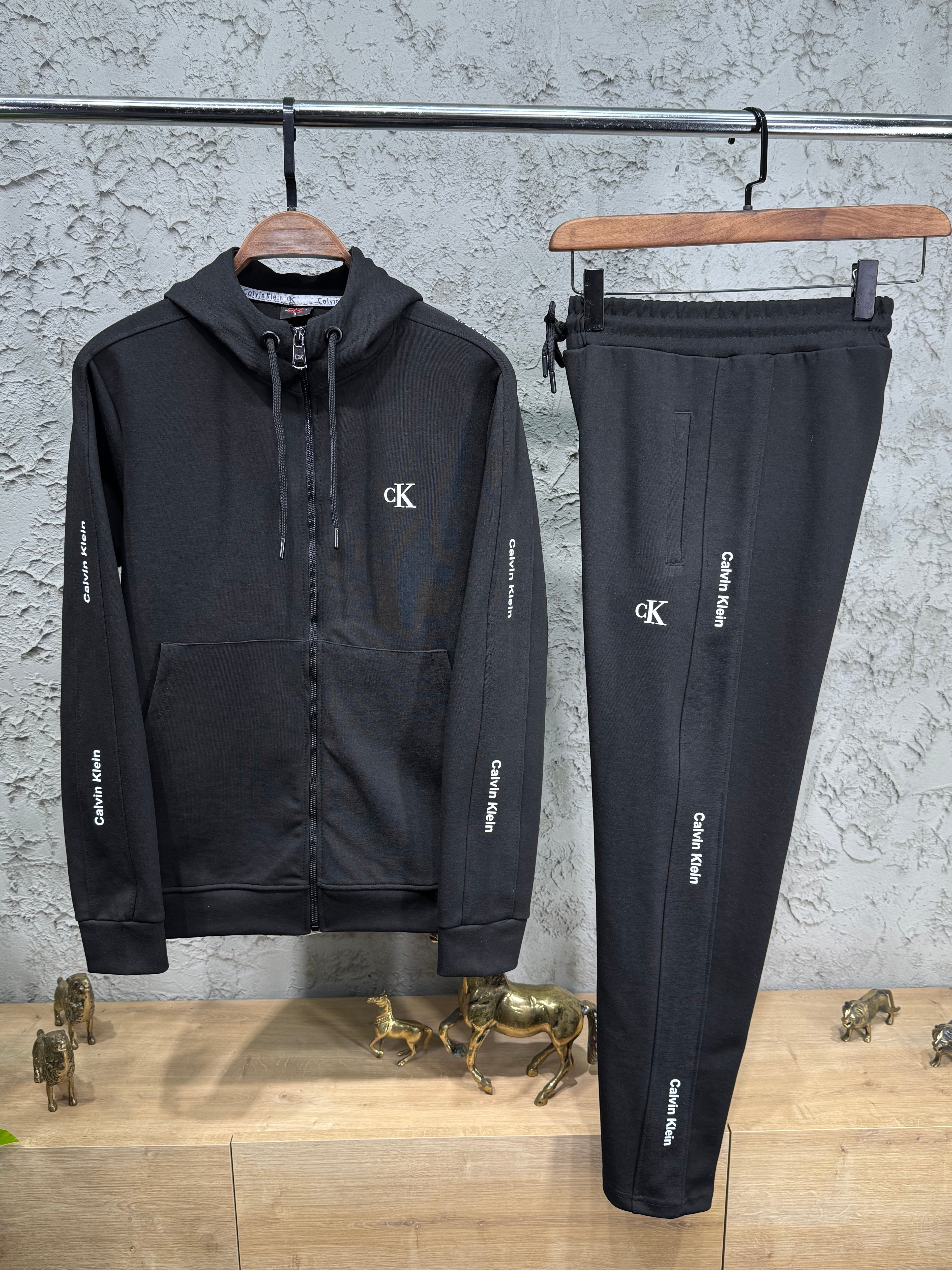 Calvin Klein Erkek Siyah Kapüşonlu Eşofman Takımı – Logolu Premium Seri