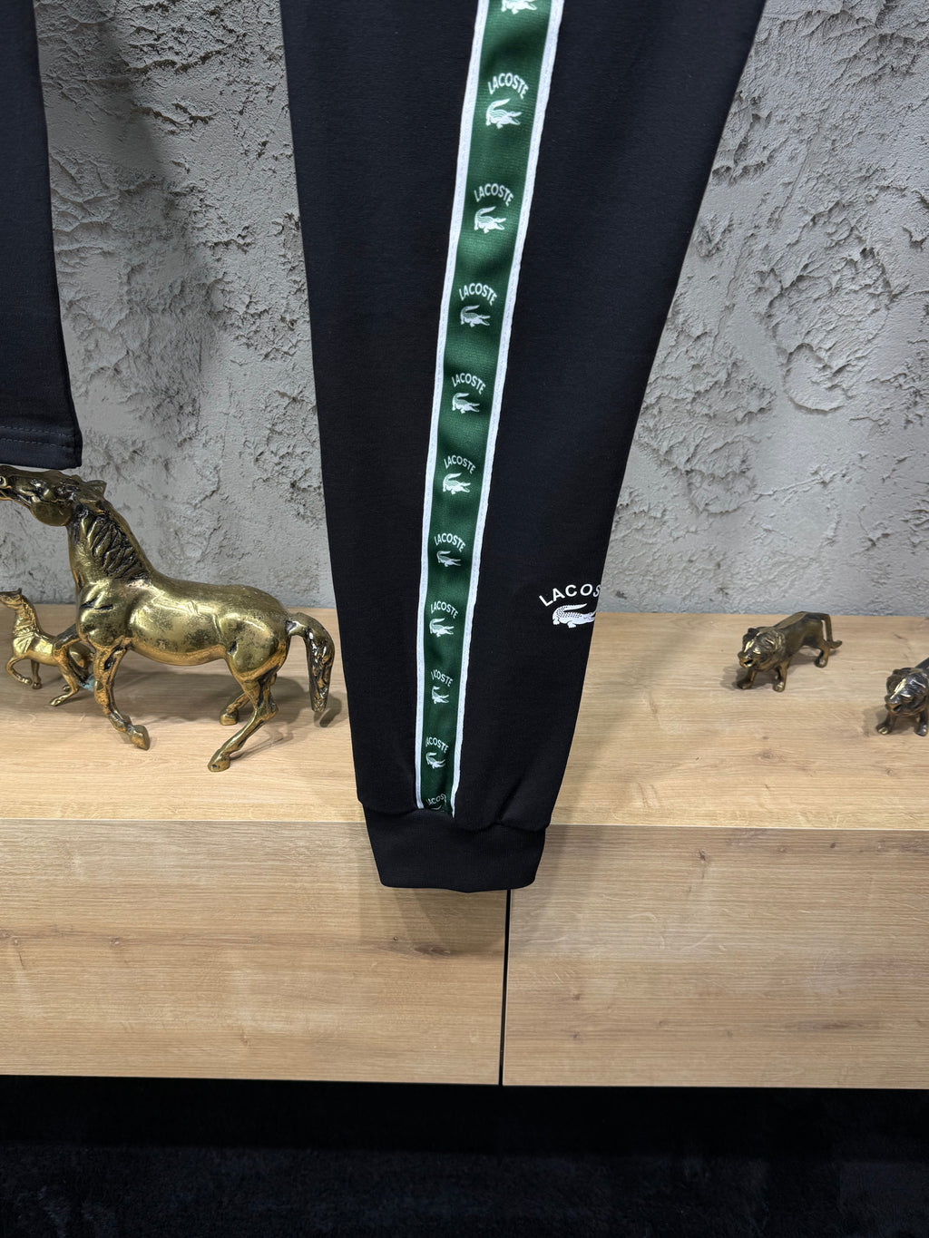 Lacoste Erkek Siyah T-Shirt & Siyah Şerit Detaylı Eşofman Takımı