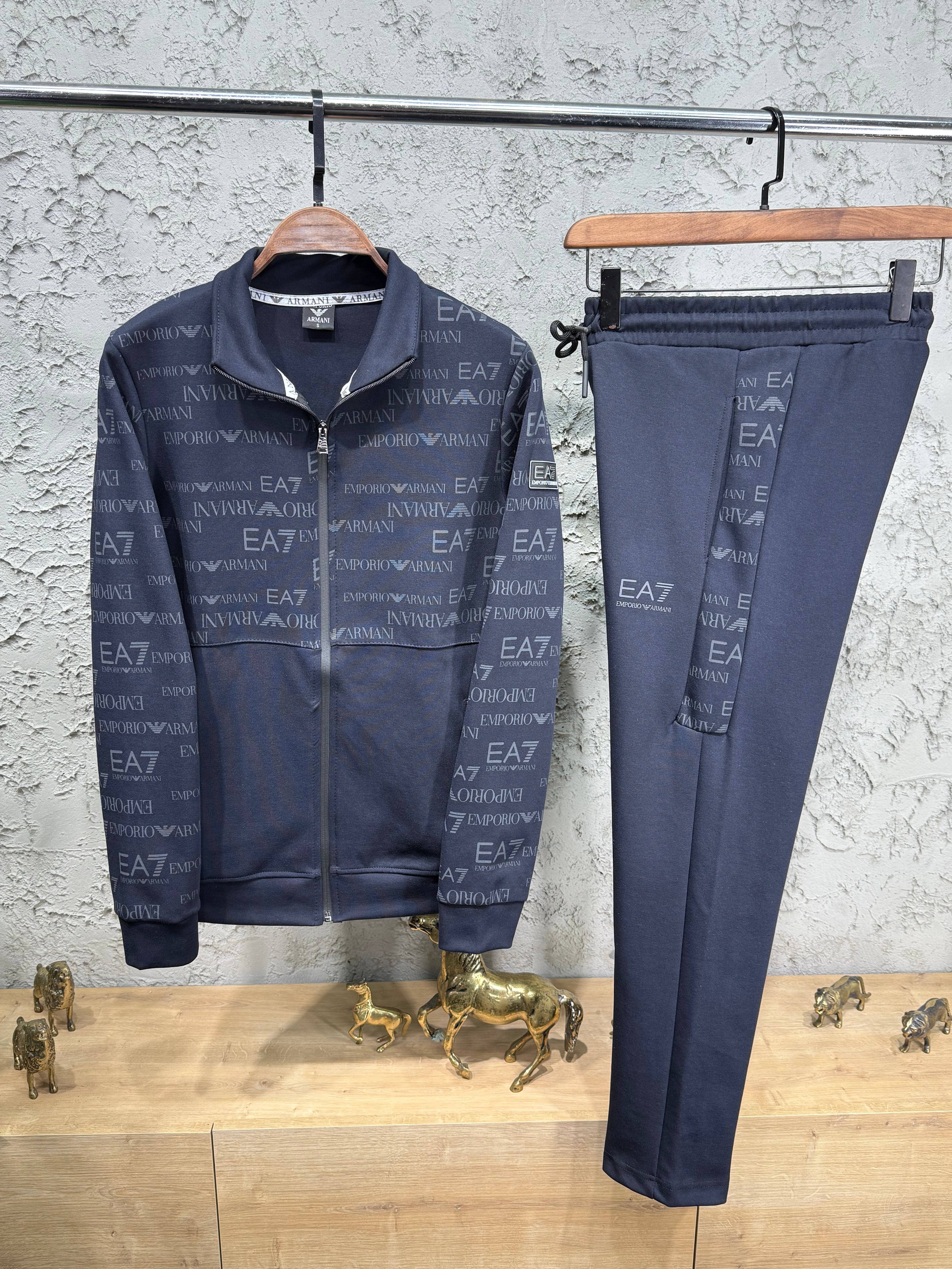 Emporio Armani EA7 Erkek Lacivert Logolu Eşofman Takımı – Premium Seri