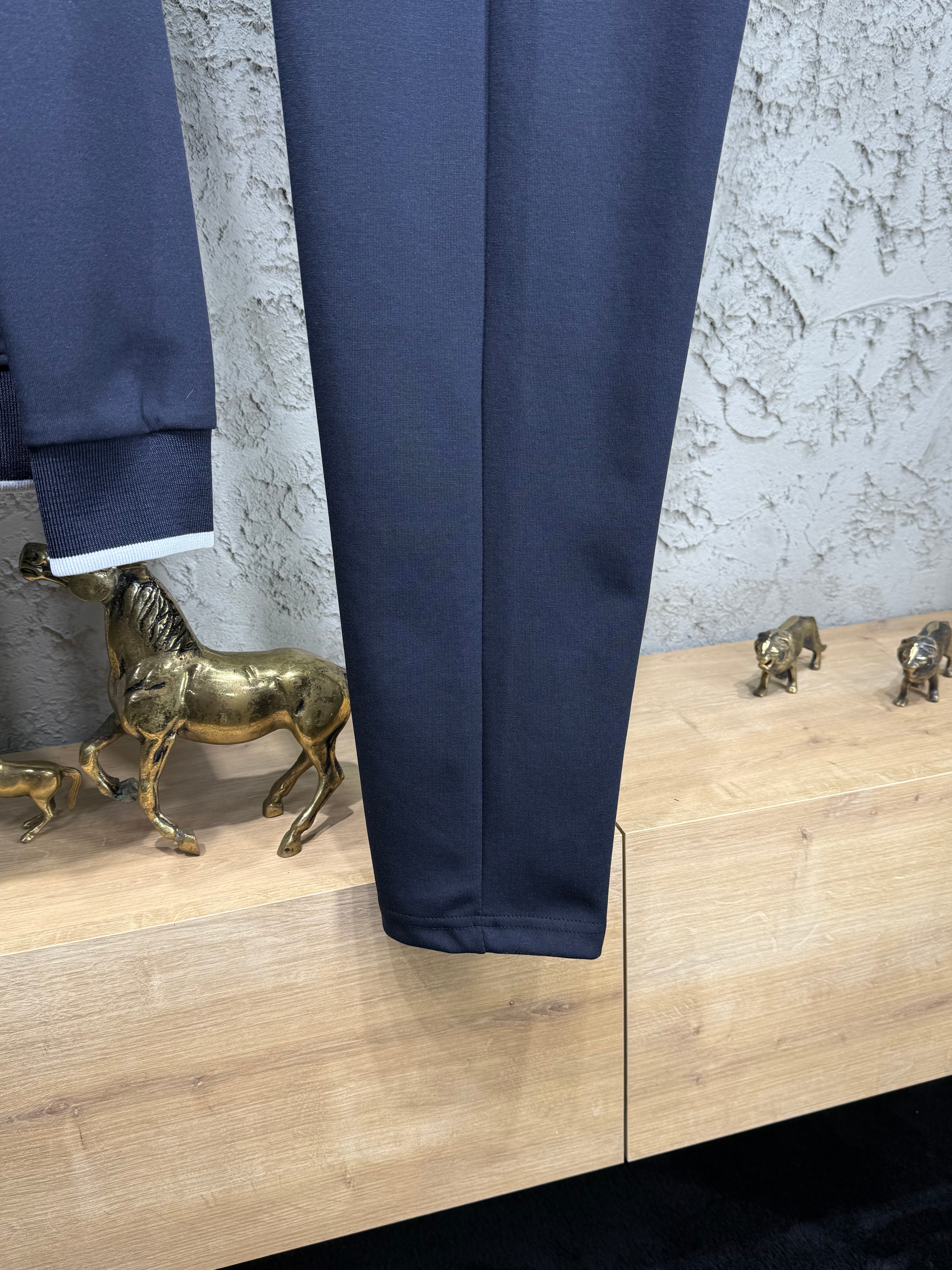 Armani Exchange Erkek Lacivert Fermuarlı Eşofman Takımı – AX Logo Detaylı Premium Model