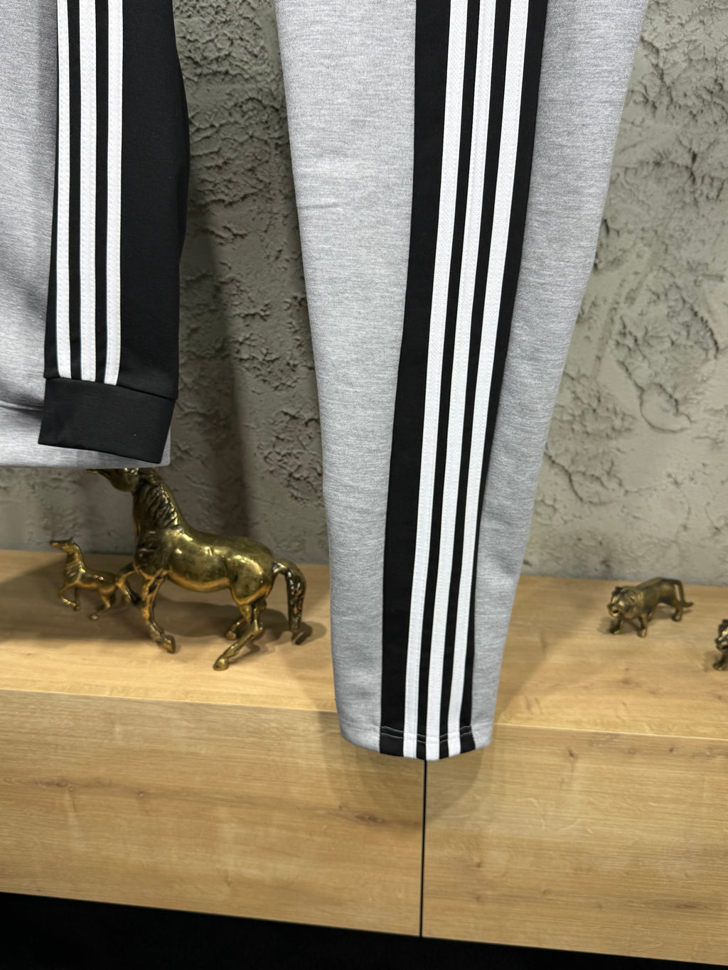 Adidas Erkek Gri-Siyah Fermuarlı Eşofman Takımı – 3 Çizgi Detaylı Premium Seri